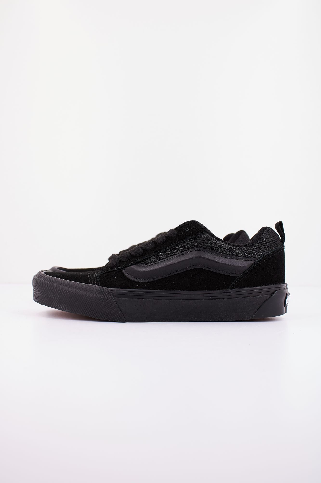 VANS KNU SKOOL en color NEGRO (1)