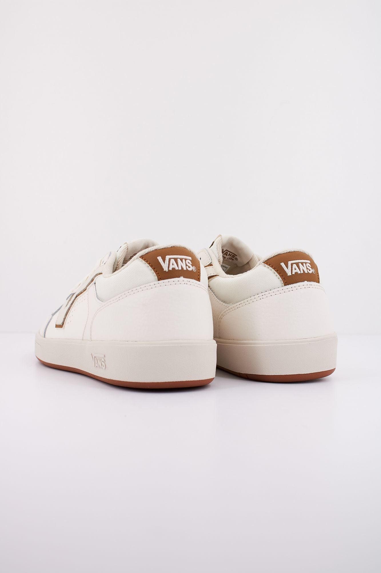 VANS  LOWLAND en color BLANCO (4)