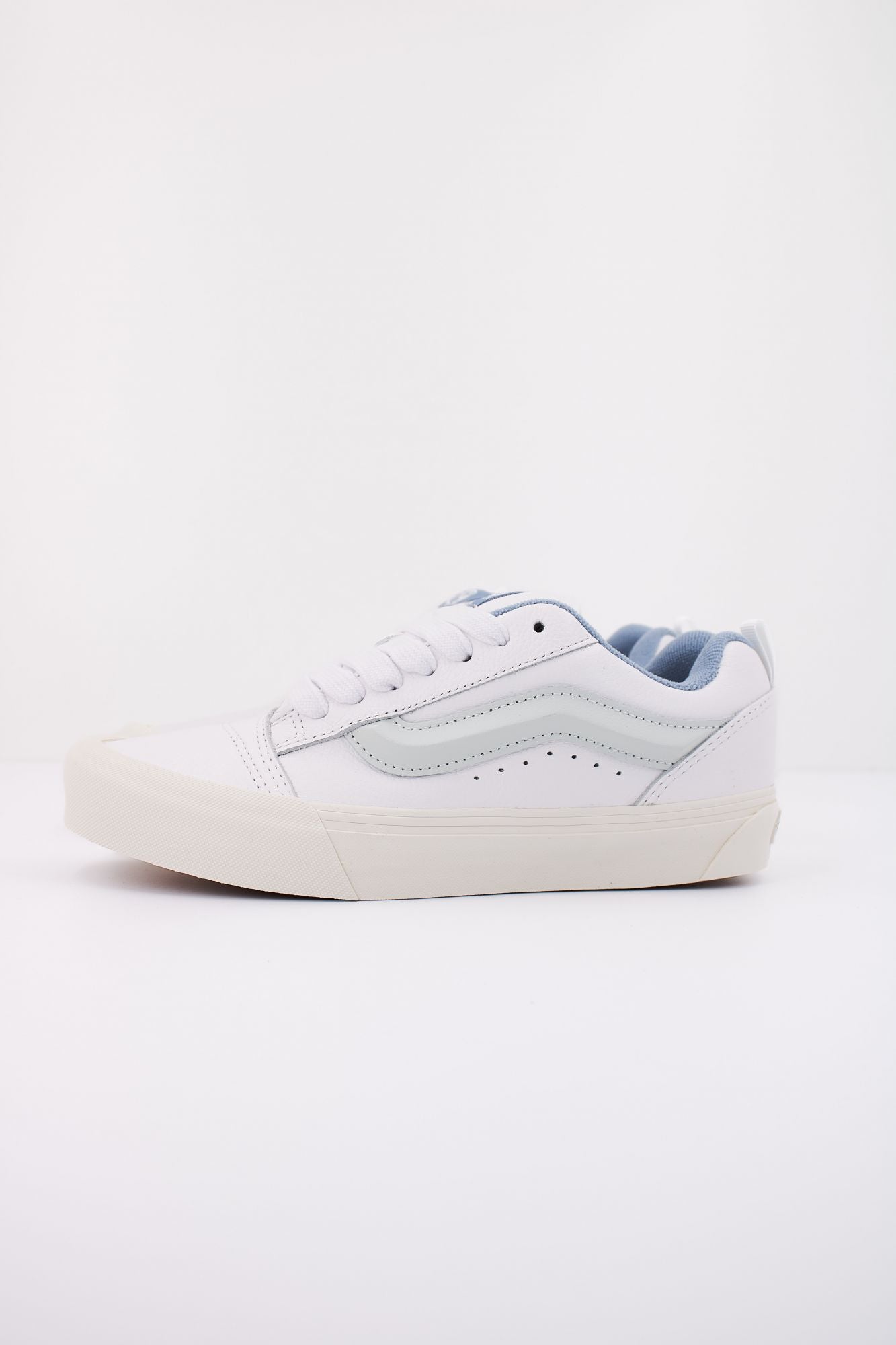 VANS  KNU SKOOL PREMIUM LEAT en color BLANCO (1)