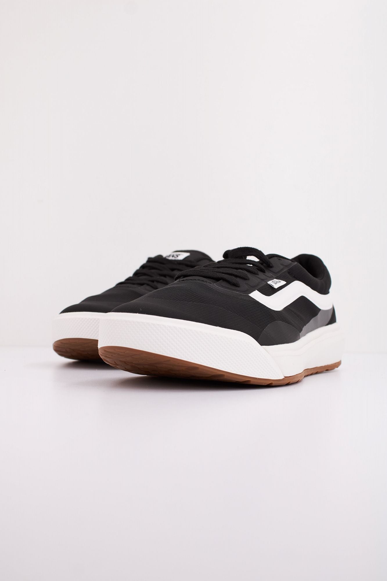 VANS MTE ULTRARANGE en color NEGRO (2)