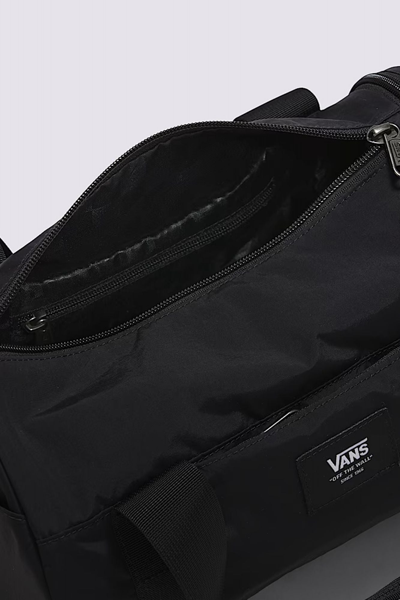 VANS  BARRELED MIDI BAG en color NEGRO (4)