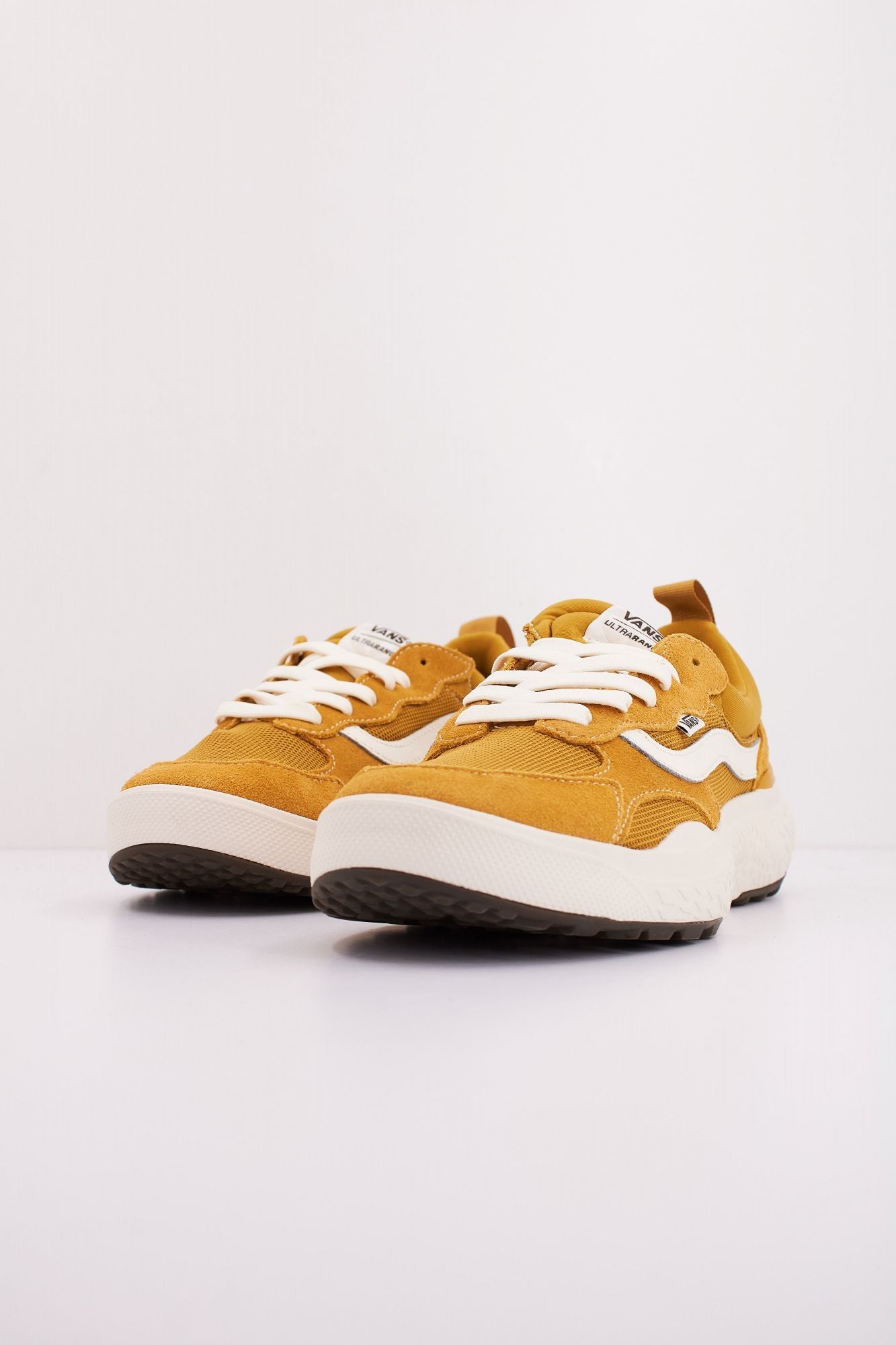 VANS MTE ULTRARANGE NEO VR3 en color AMARILLO (2)