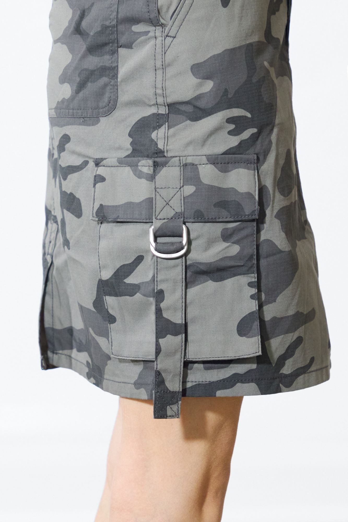 VANS  COBRA CARGO SKIRT en color GRIS (4)