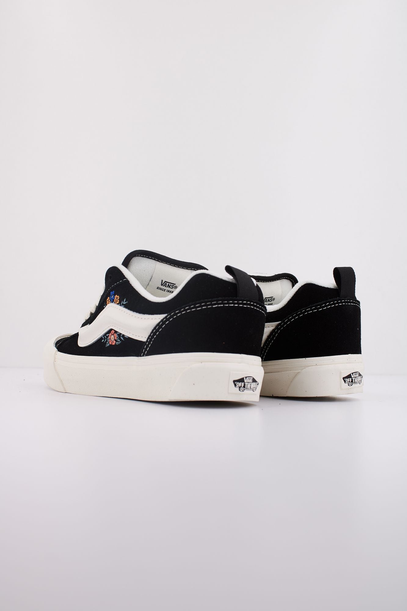 VANS KNU SKOOL en color NEGRO (4)