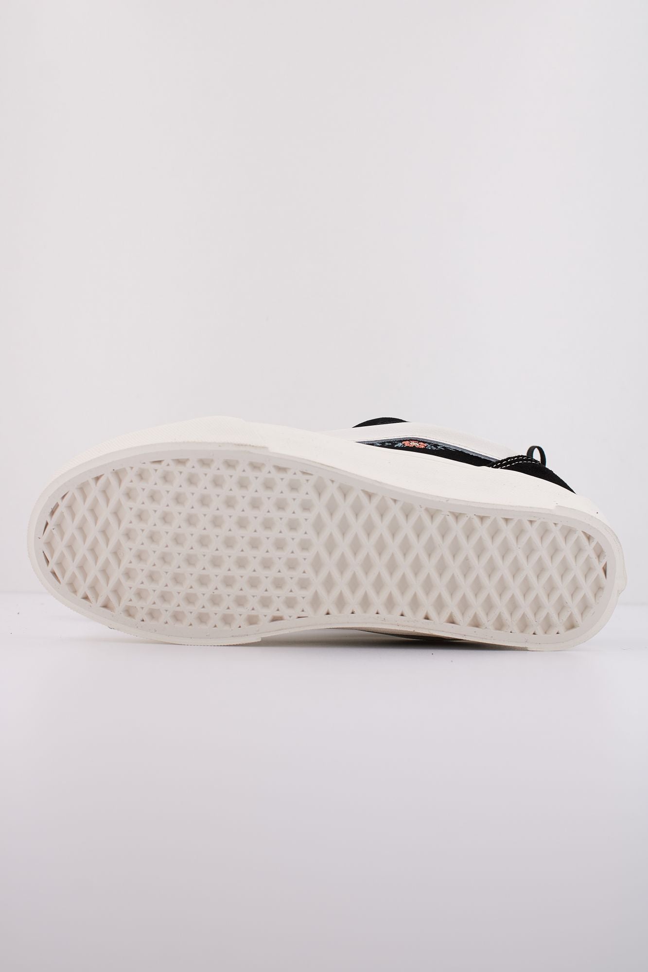 VANS KNU SKOOL en color NEGRO (5)