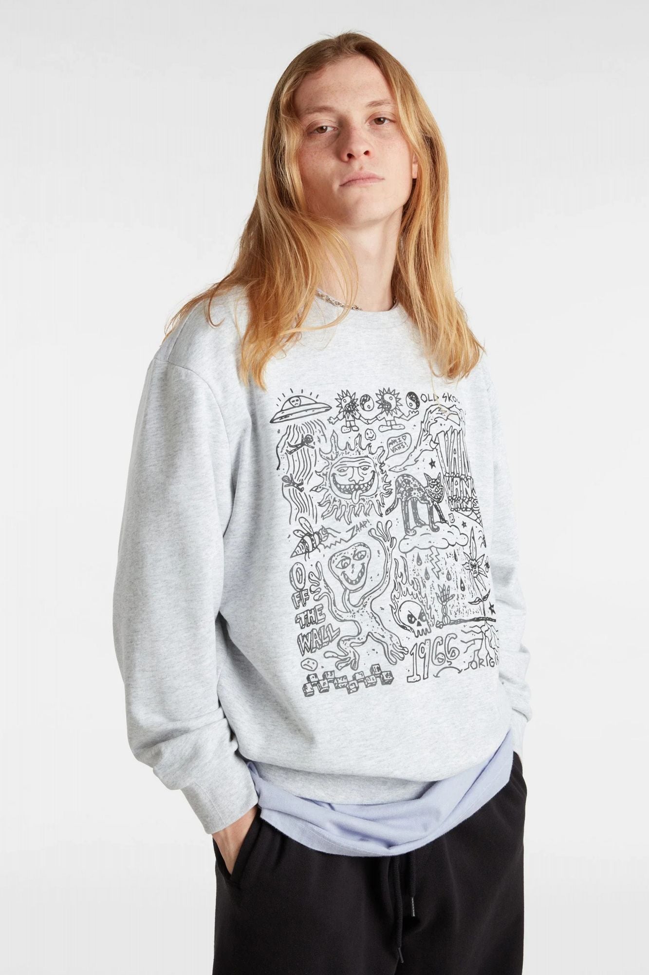 VANS SKOOL DOODLE FT RELAXED CREW en color GRIS (1)