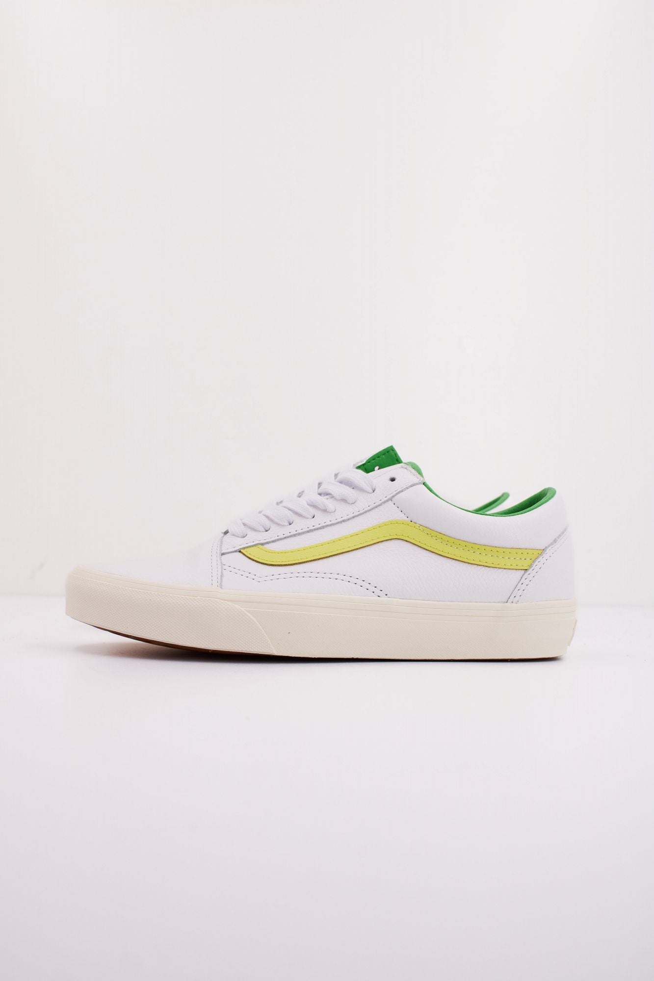 VANS UA OLD SKOOL PREMIUM L en color BLANCO (1)