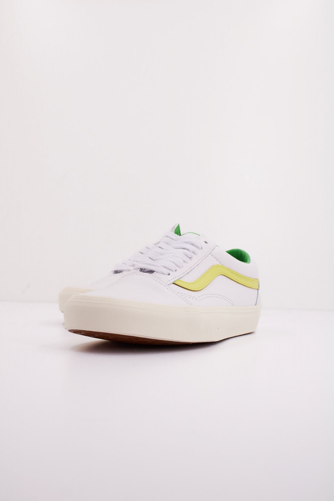 VANS UA OLD SKOOL PREMIUM L en color BLANCO (2)