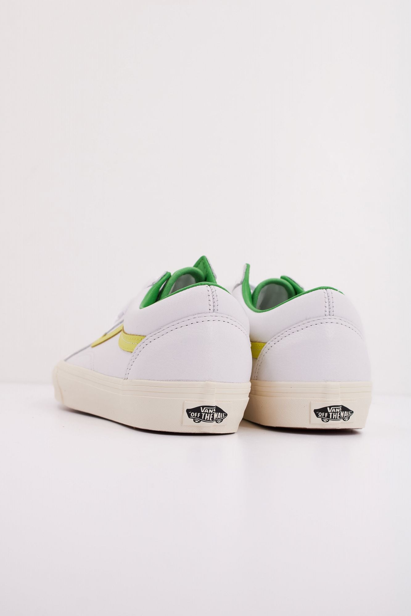 VANS UA OLD SKOOL PREMIUM L en color BLANCO (4)