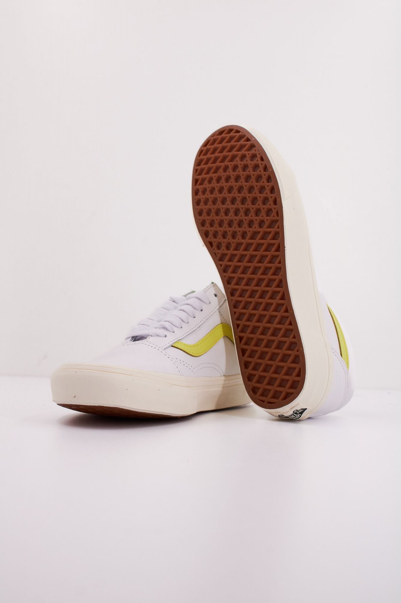 VANS UA OLD SKOOL PREMIUM L en color BLANCO (5)