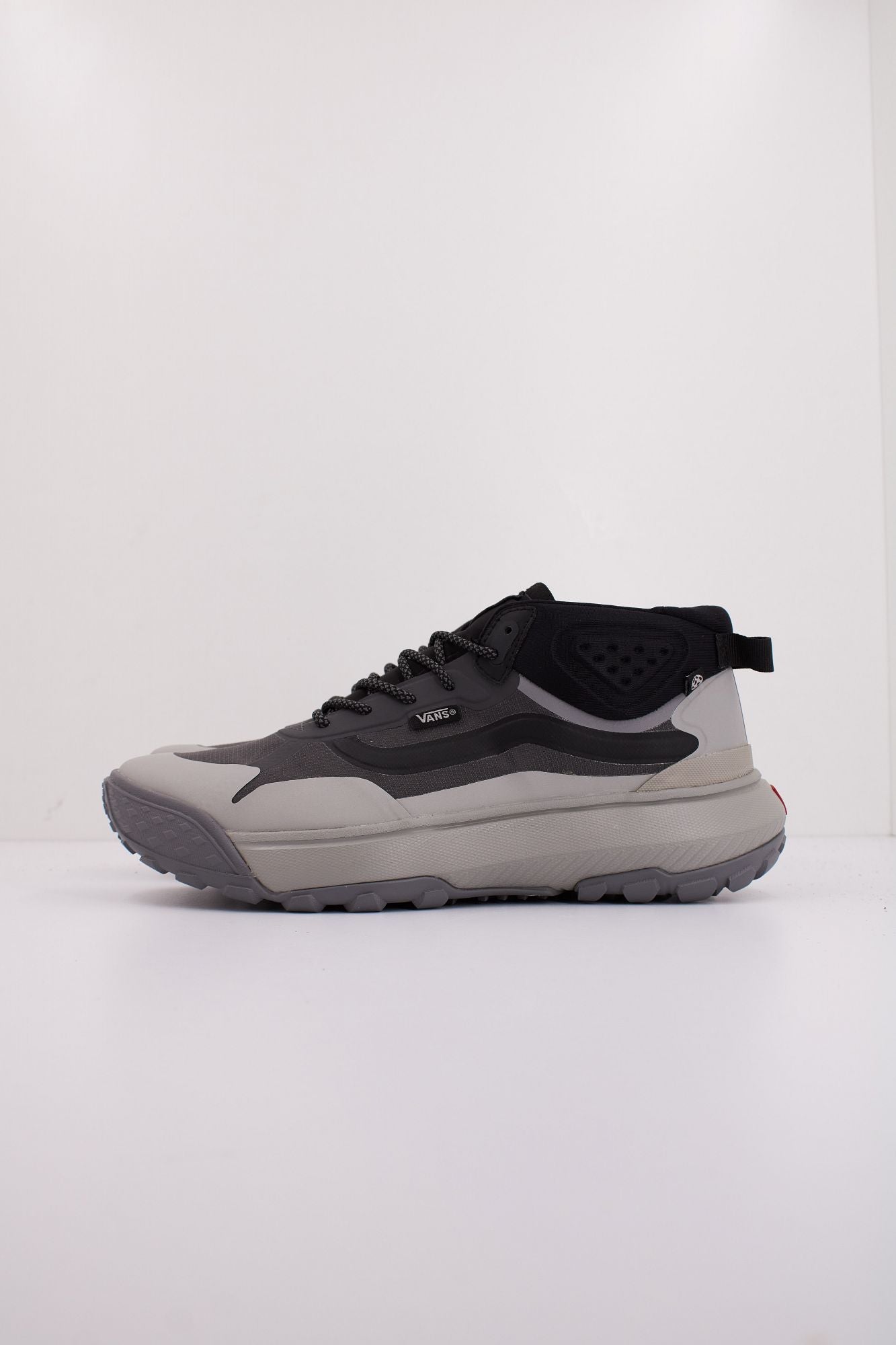 VANS MTE CROSSPATH MID en color GRIS (1)