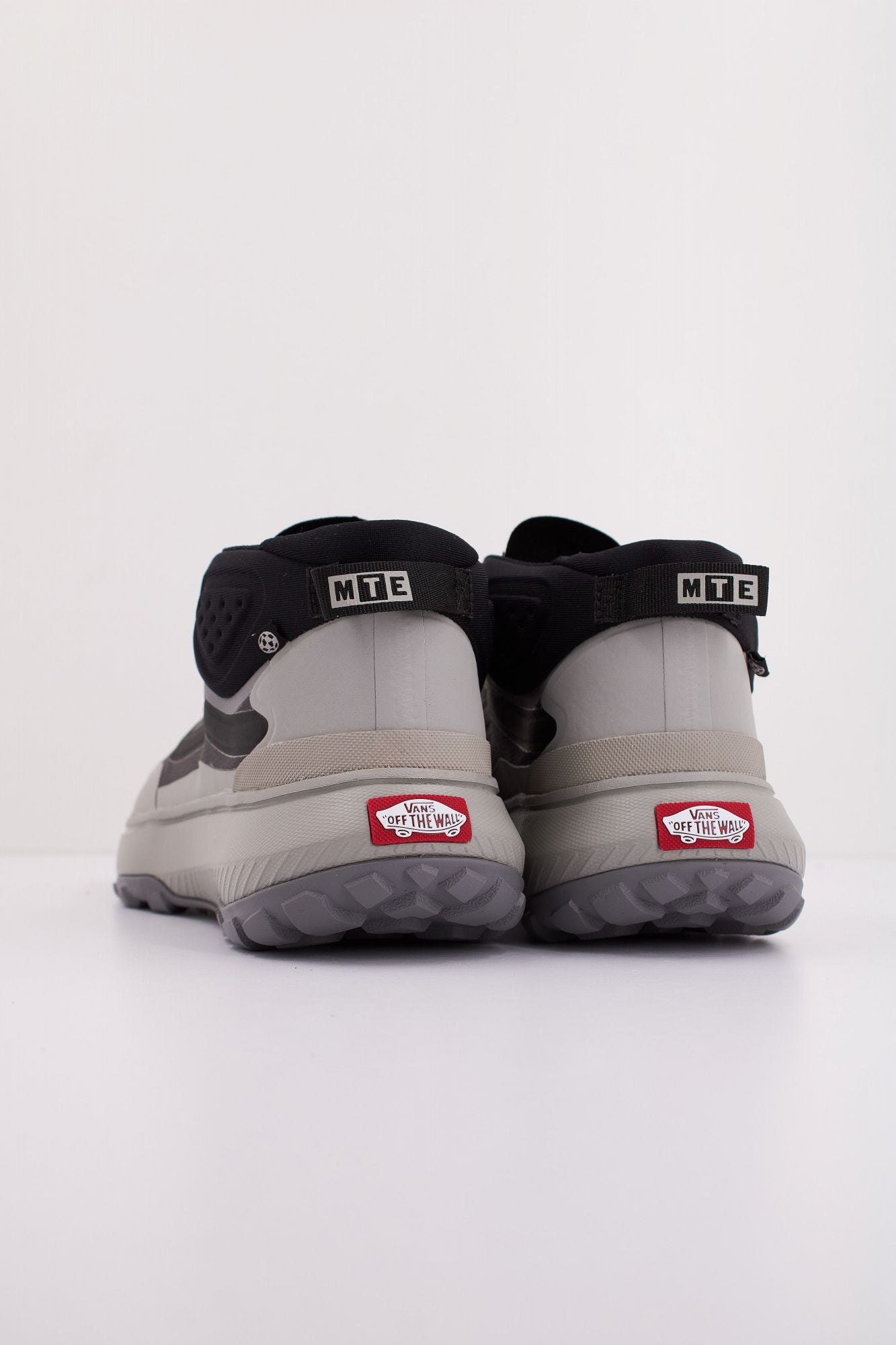 VANS MTE CROSSPATH MID en color GRIS (4)