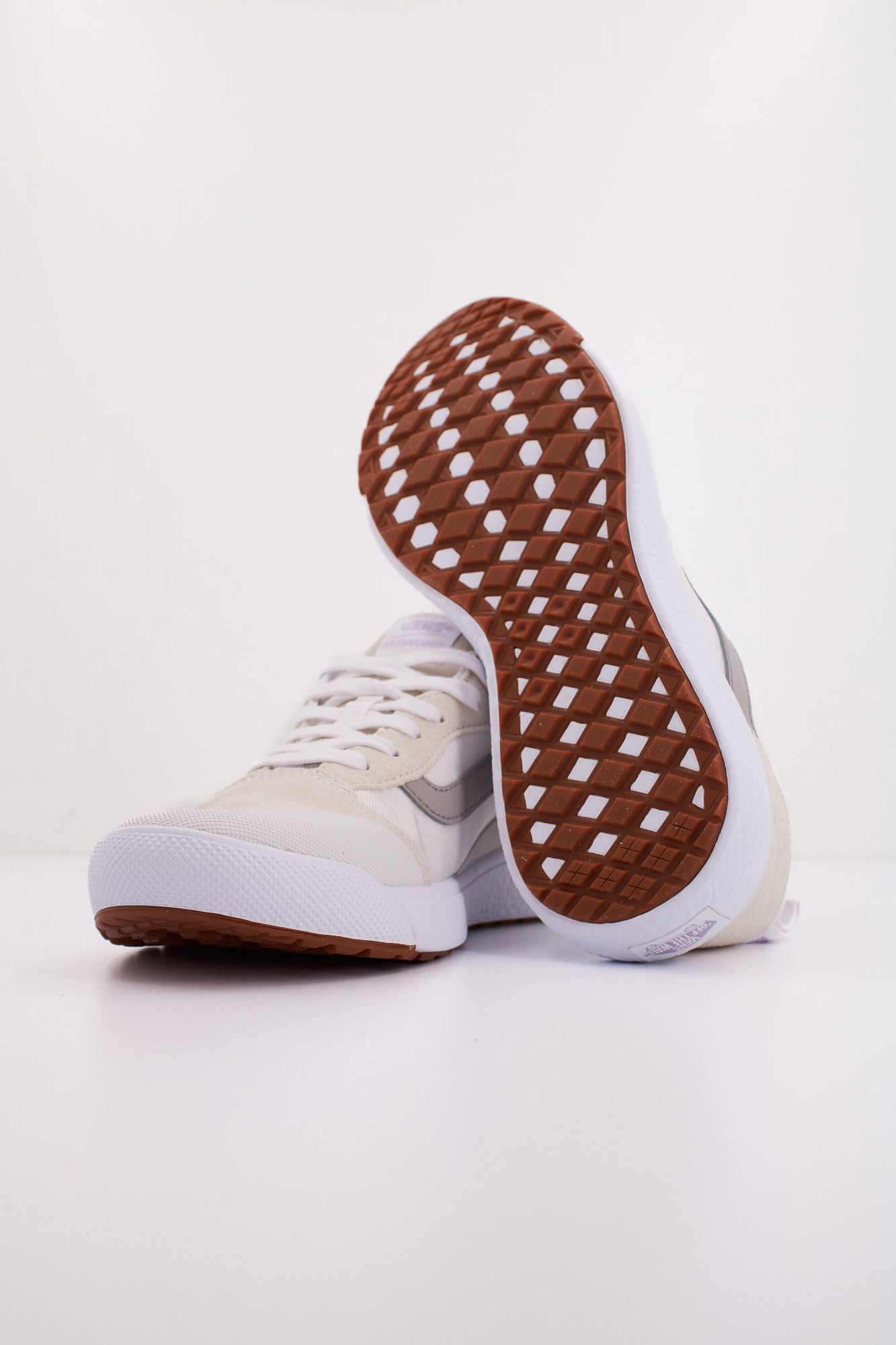 VANS UA ULTRARANGE EXO SE en color BLANCO (5)