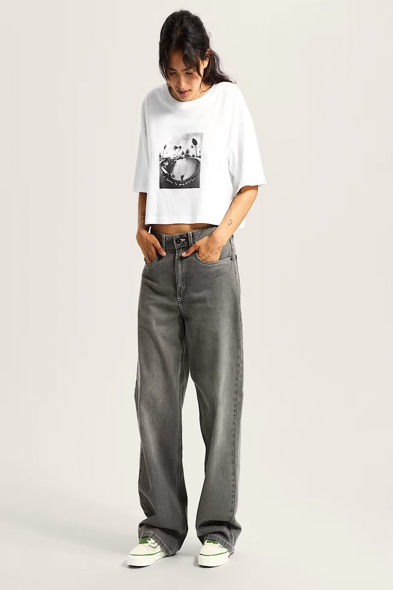VANS RHYTHM RELAXED CROP SS en color BLANCO (1)