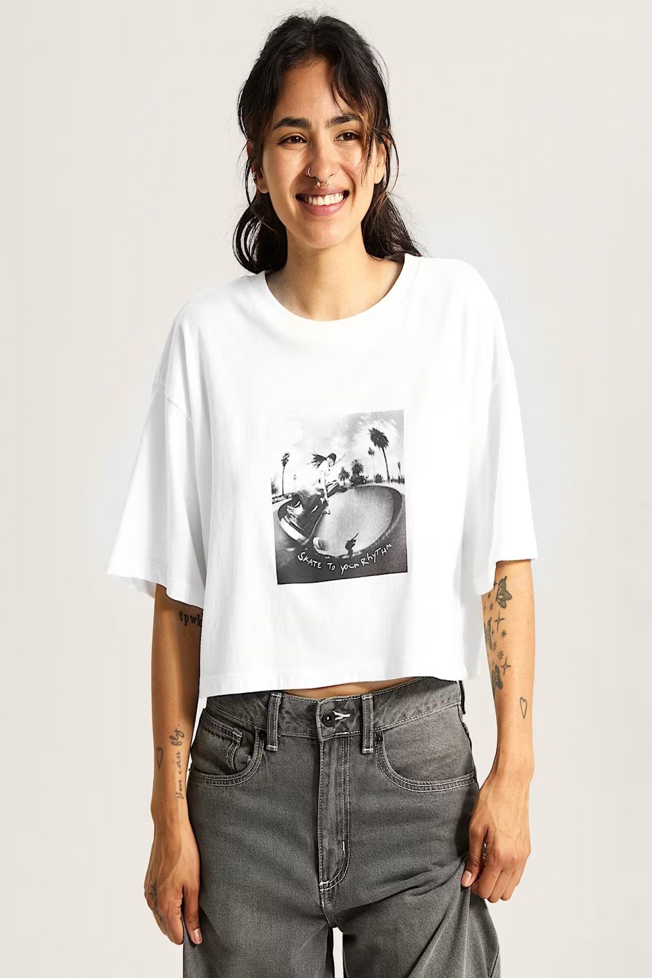 VANS RHYTHM RELAXED CROP SS en color BLANCO (4)