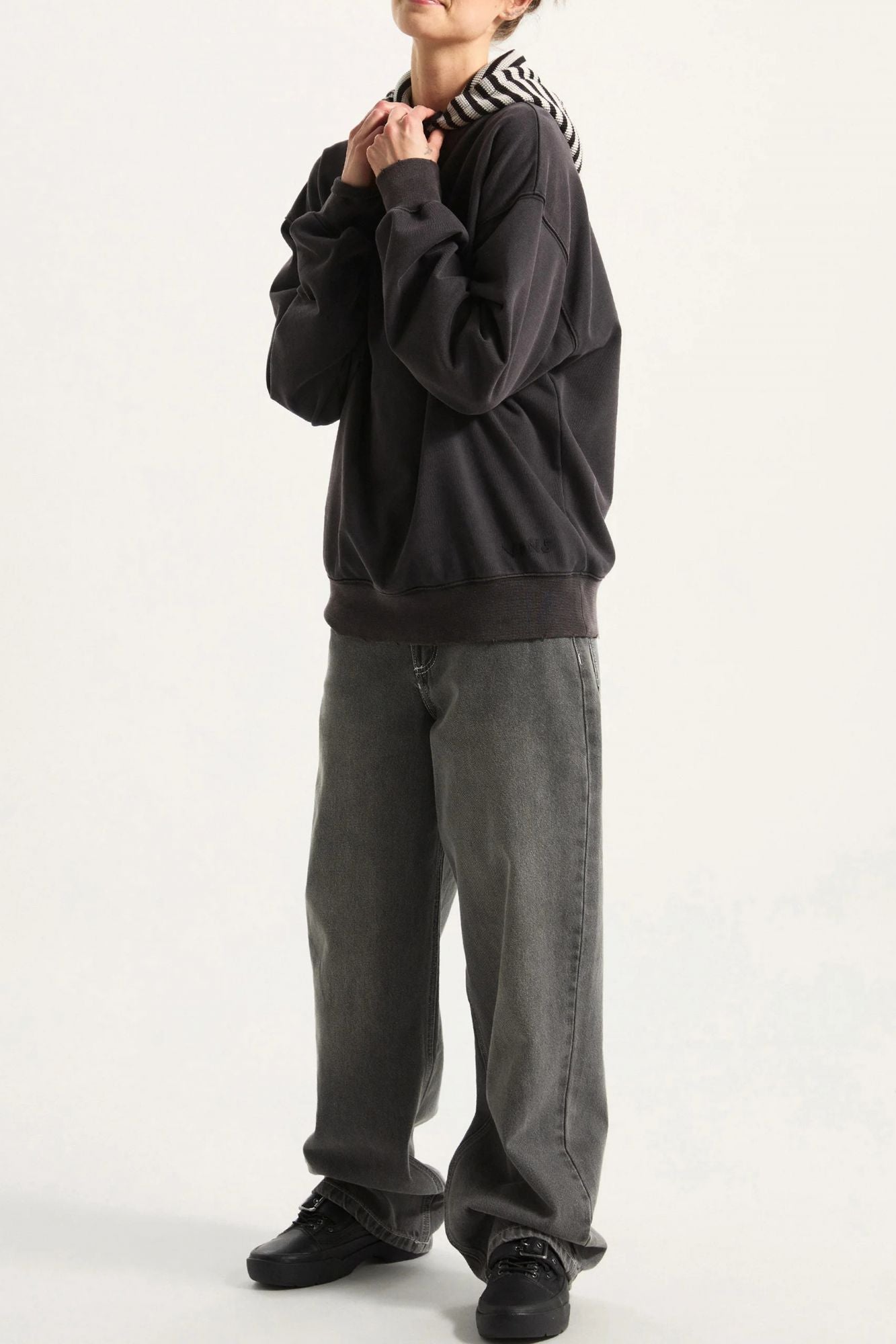VANS EFFY HOODED CREW en color NEGRO (4)