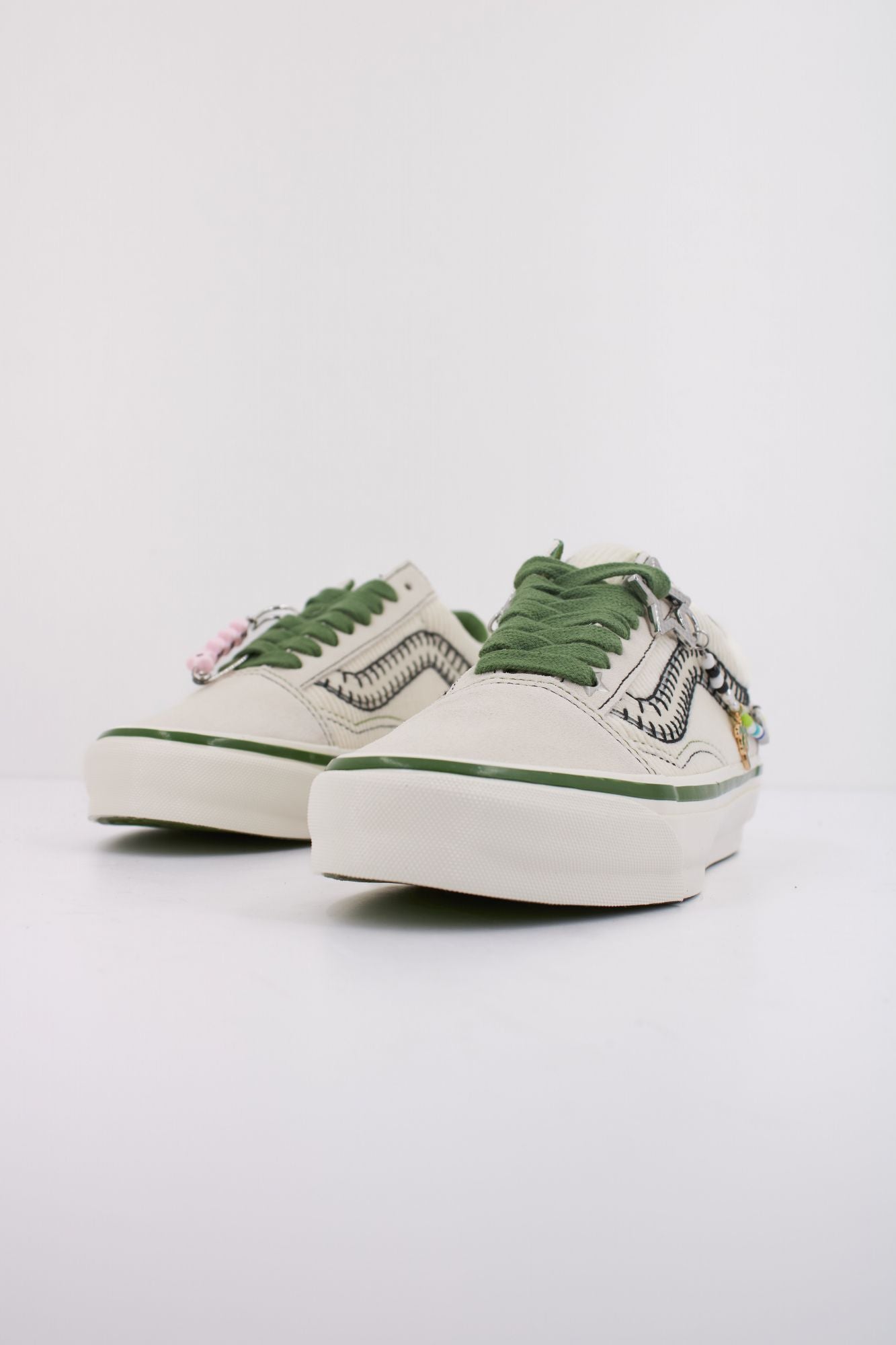 VANS  LX OLD SKOOL CHARMS  en color BEIS (2)