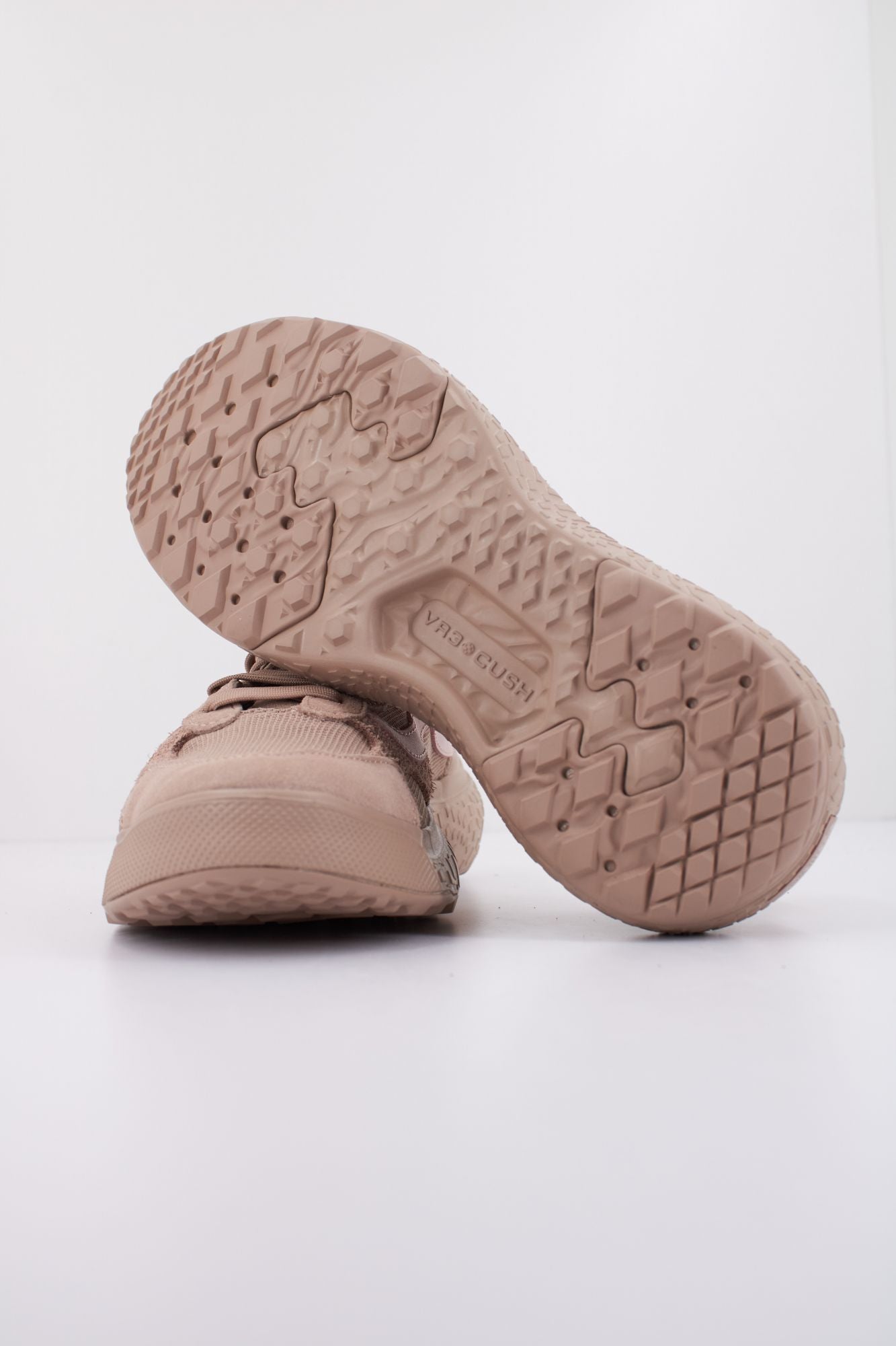 VANS MTE ULTRARANGE NEO VR3 en color BEIS (5)