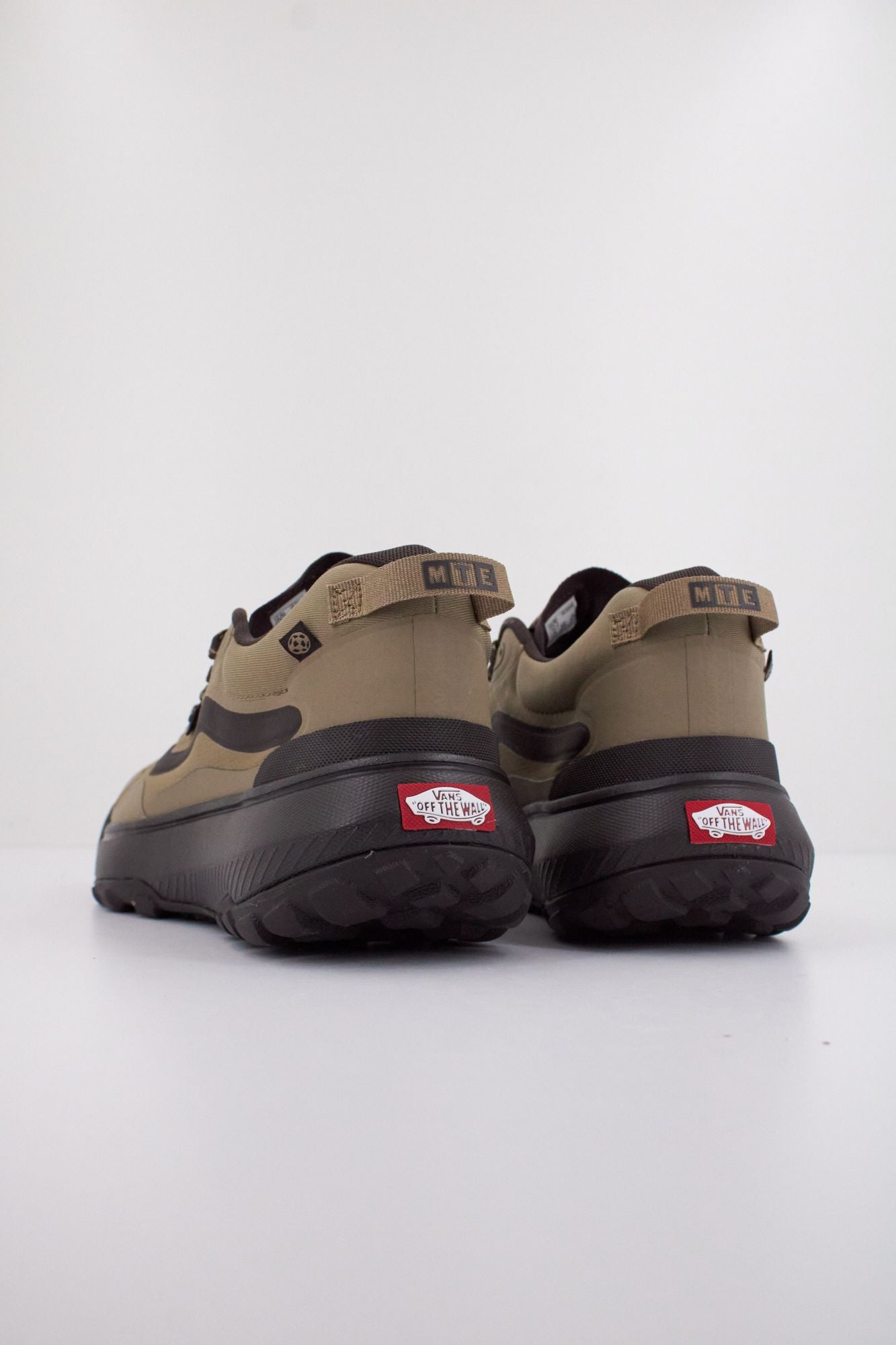 VANS MTE CROSSPATH en color MARRON CLARO (4)