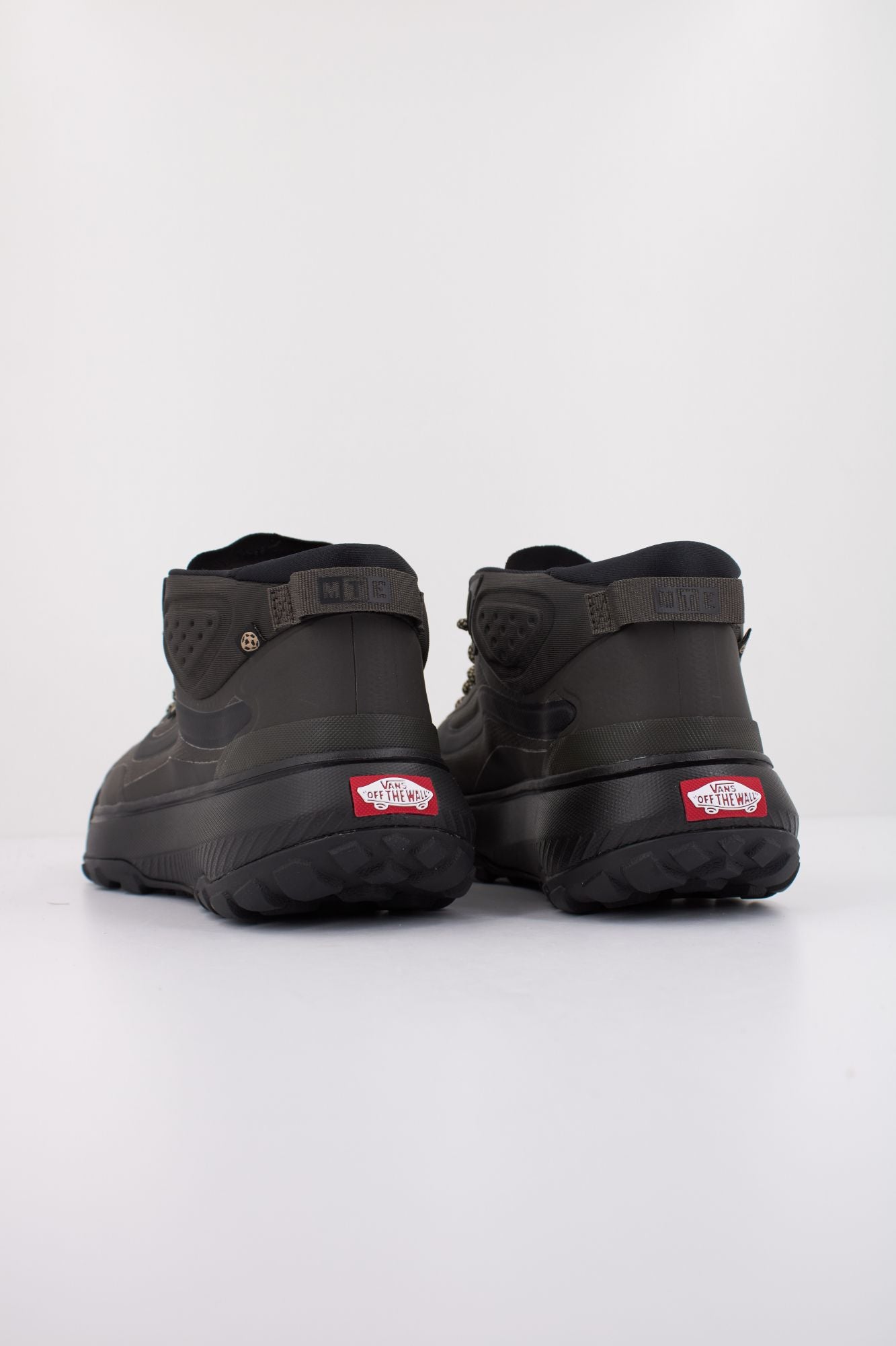 VANS  MTE CROSSPATH MID  en color NEGRO (4)
