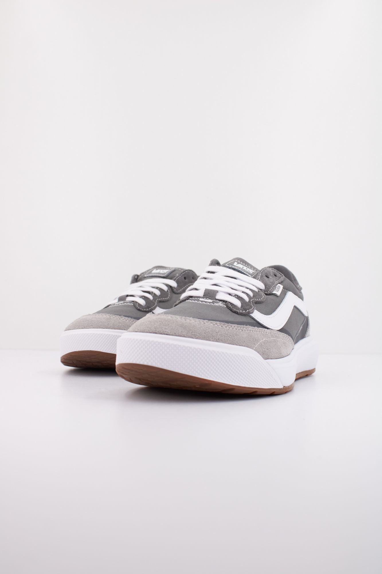 VANS MTE ULTRARANGE 2.0 en color GRIS (2)