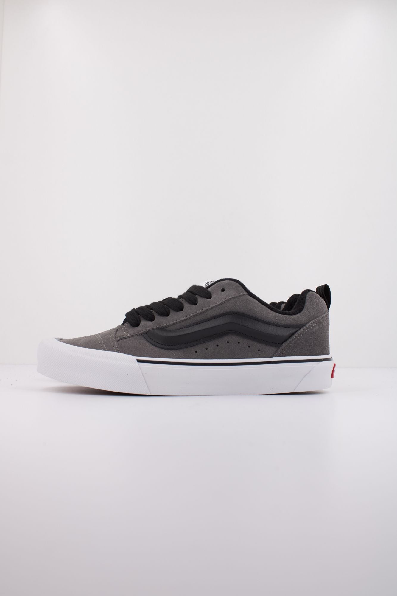 VANS KNU SKOOL en color GRIS (1)