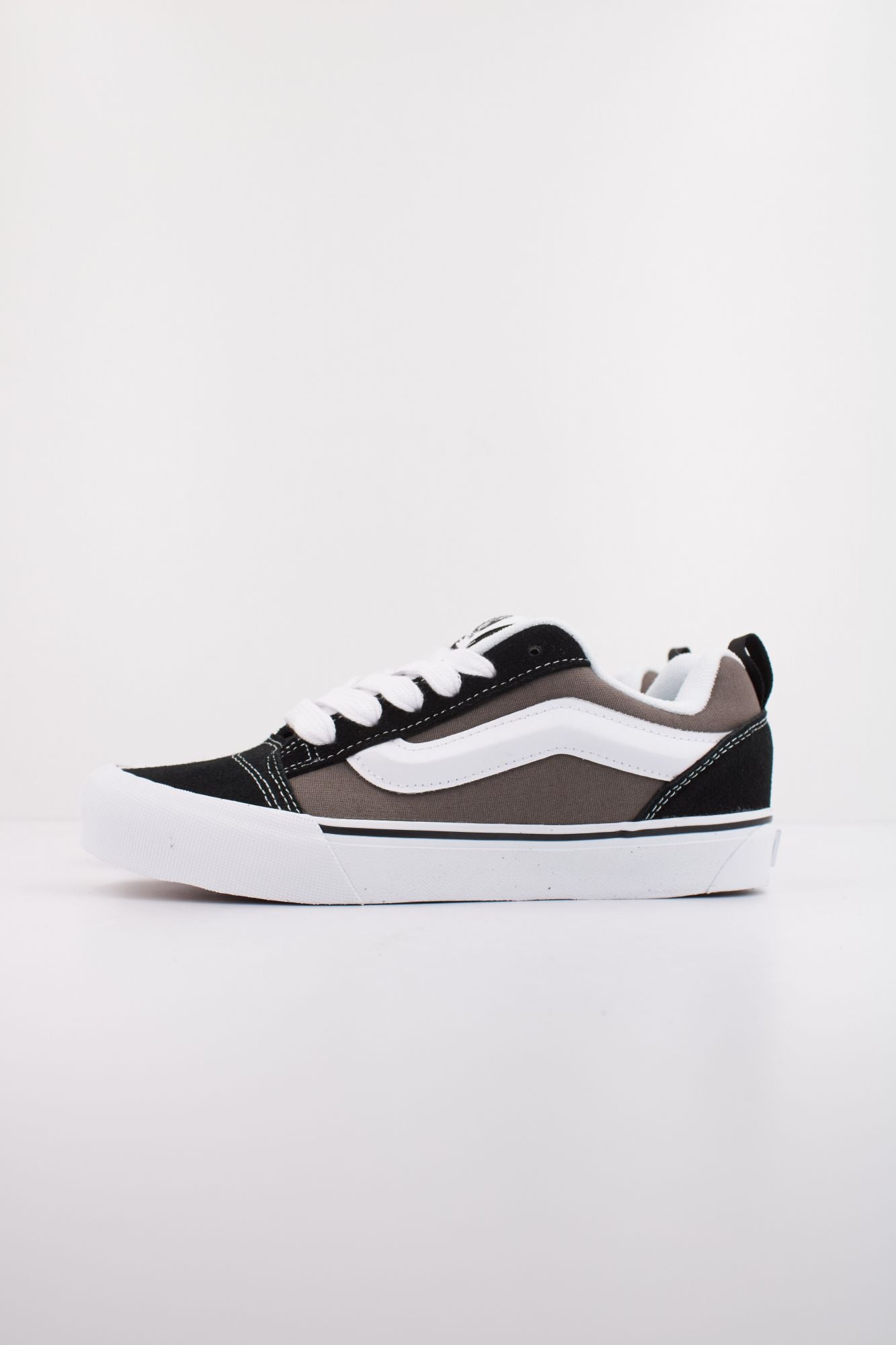 VANS KNU SKOOL en color NEGRO (1)