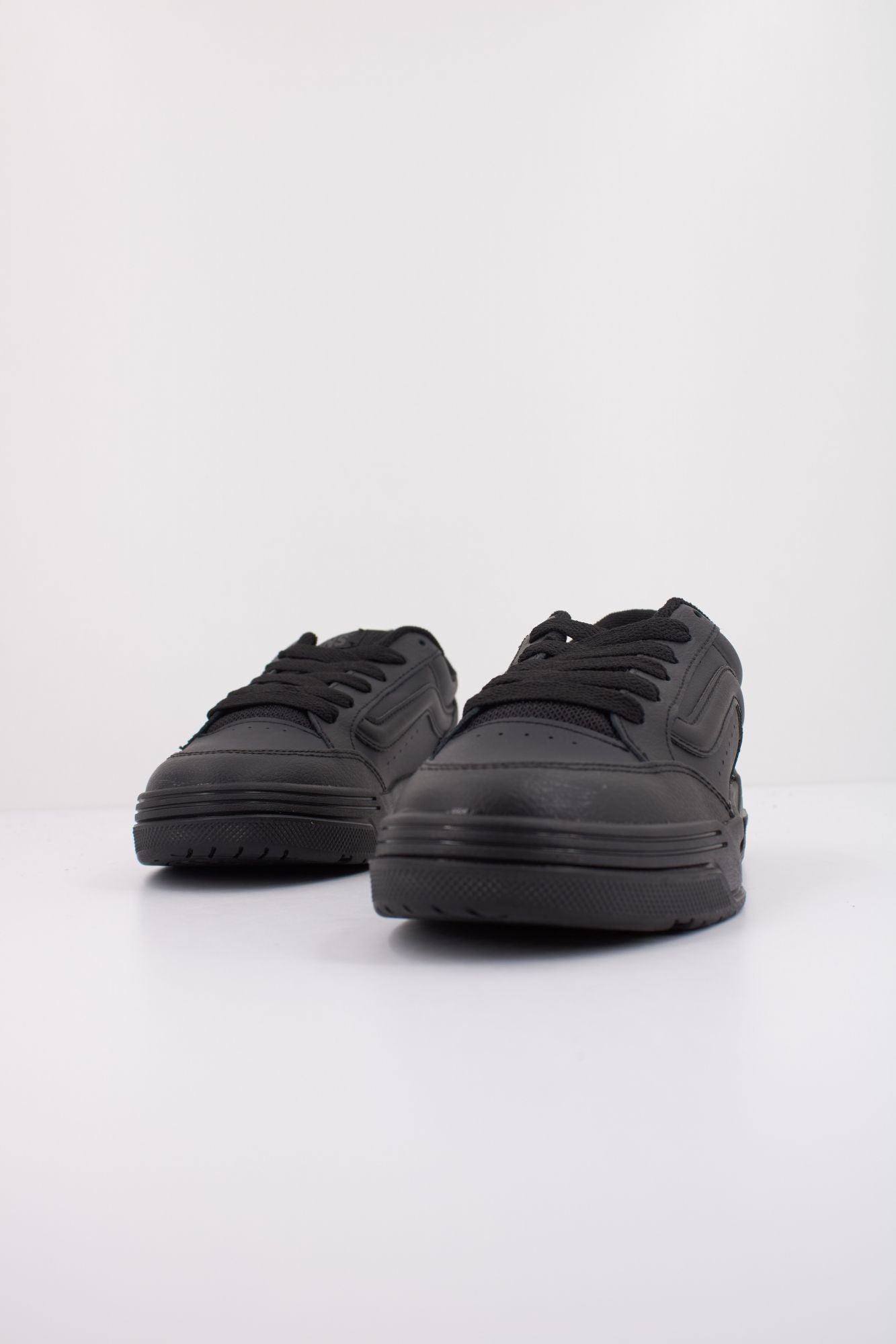 VANS  HYLANE  en color NEGRO (2)