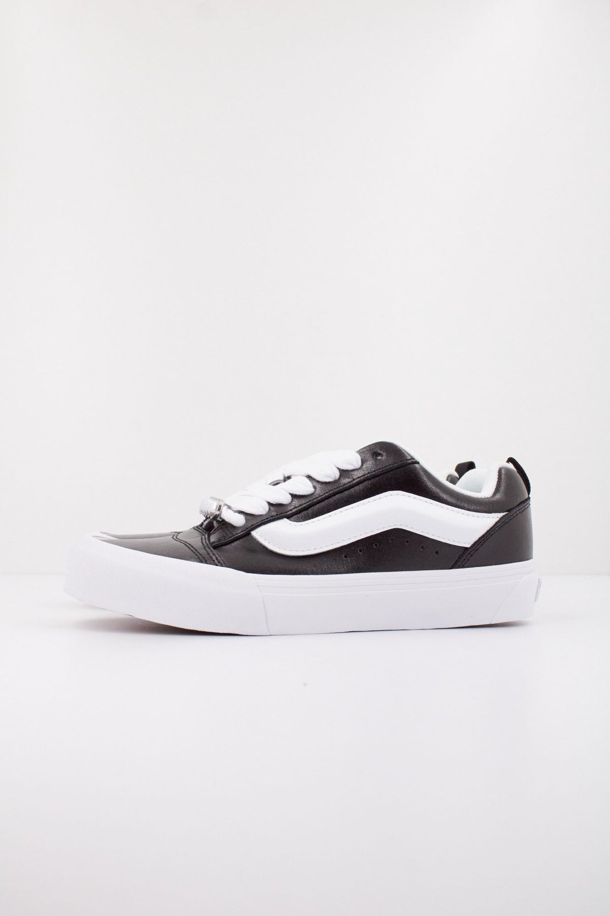 VANS KNU SKOOL VN000E9XCJK1 en color NEGRO (1)