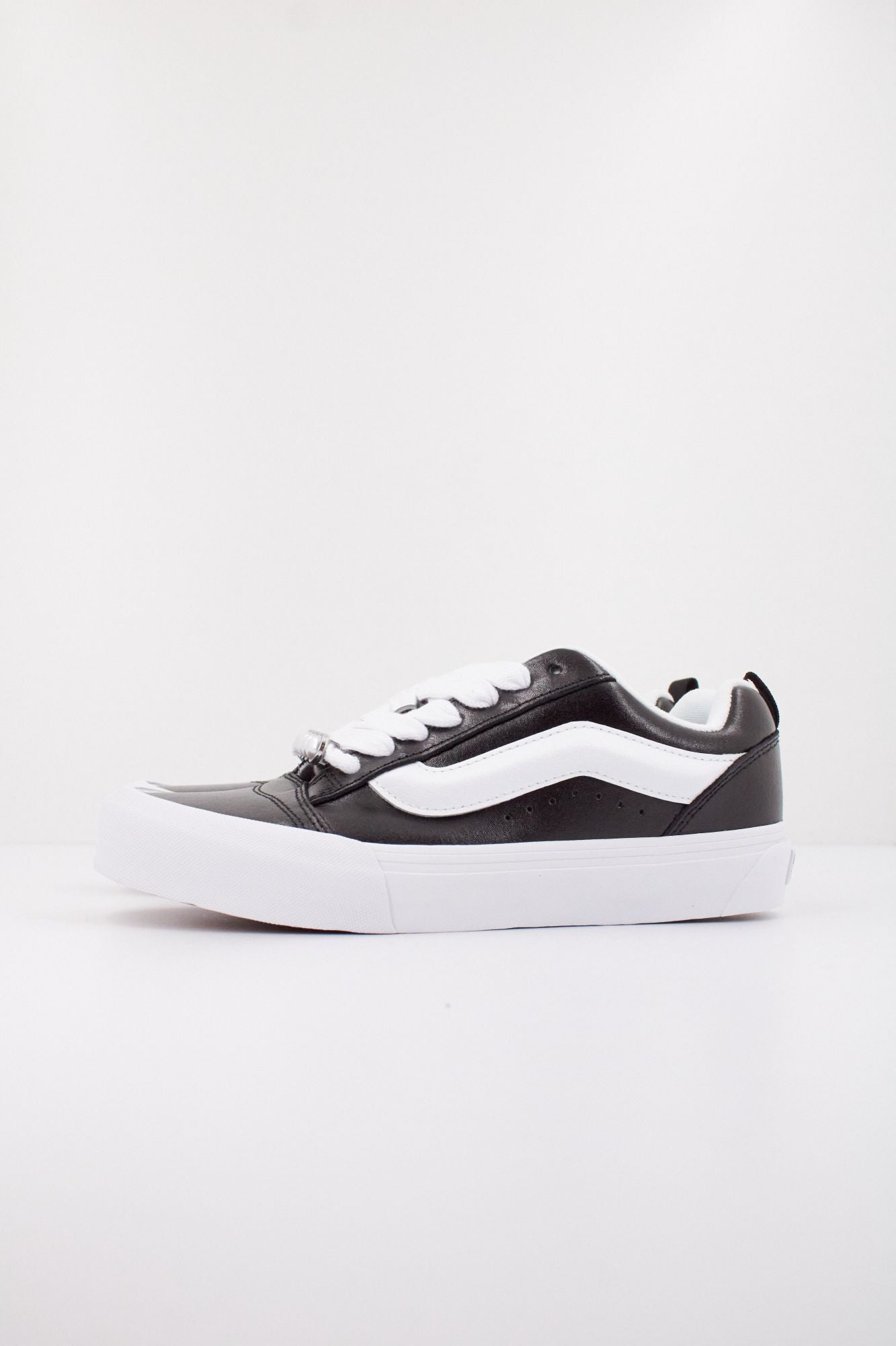 VANS KNU SKOOL en color NEGRO (1)