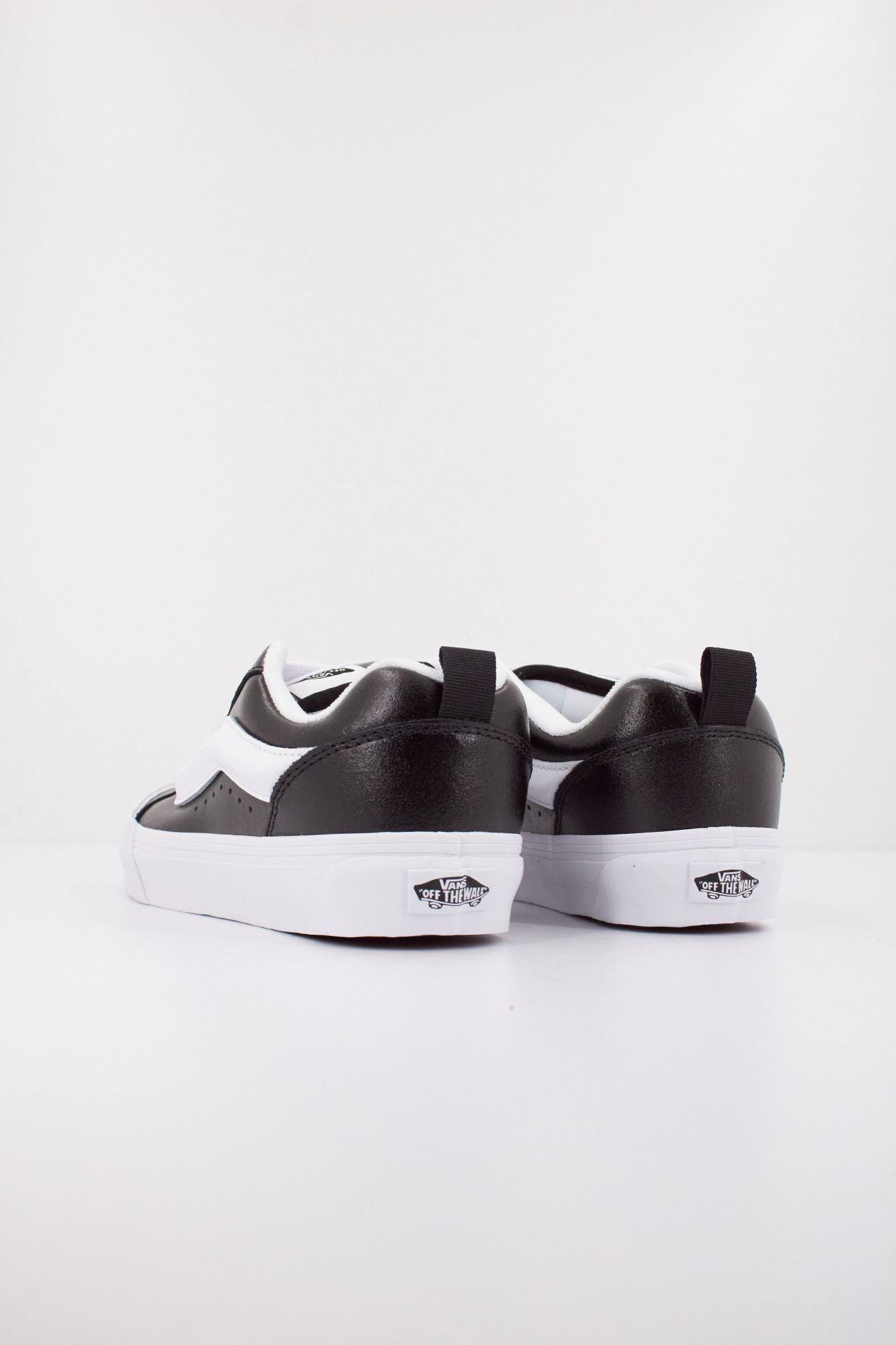 VANS KNU SKOOL en color NEGRO (4)