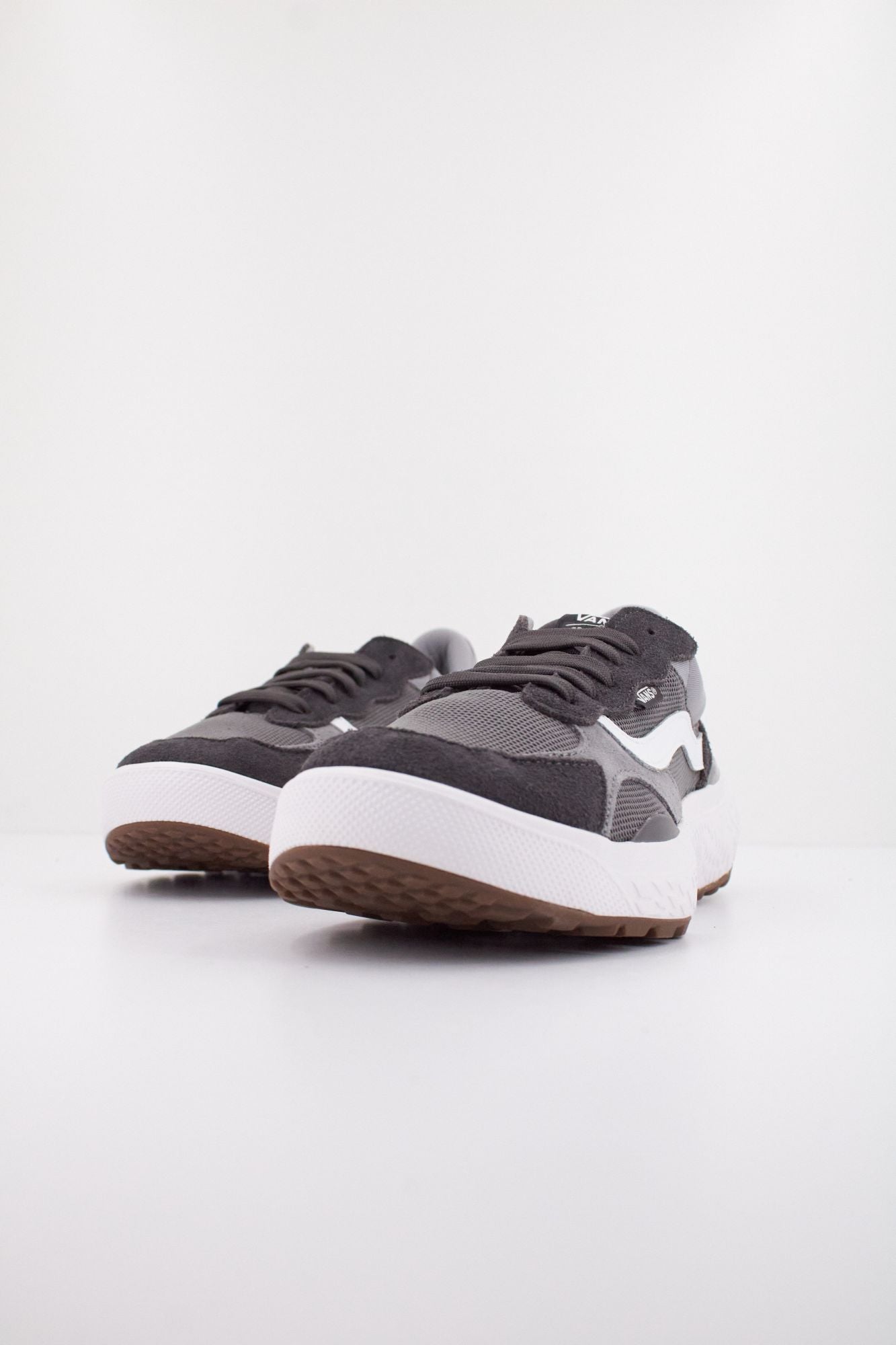 VANS ULTRA RANGE NEO VR3 en color GRIS (2)
