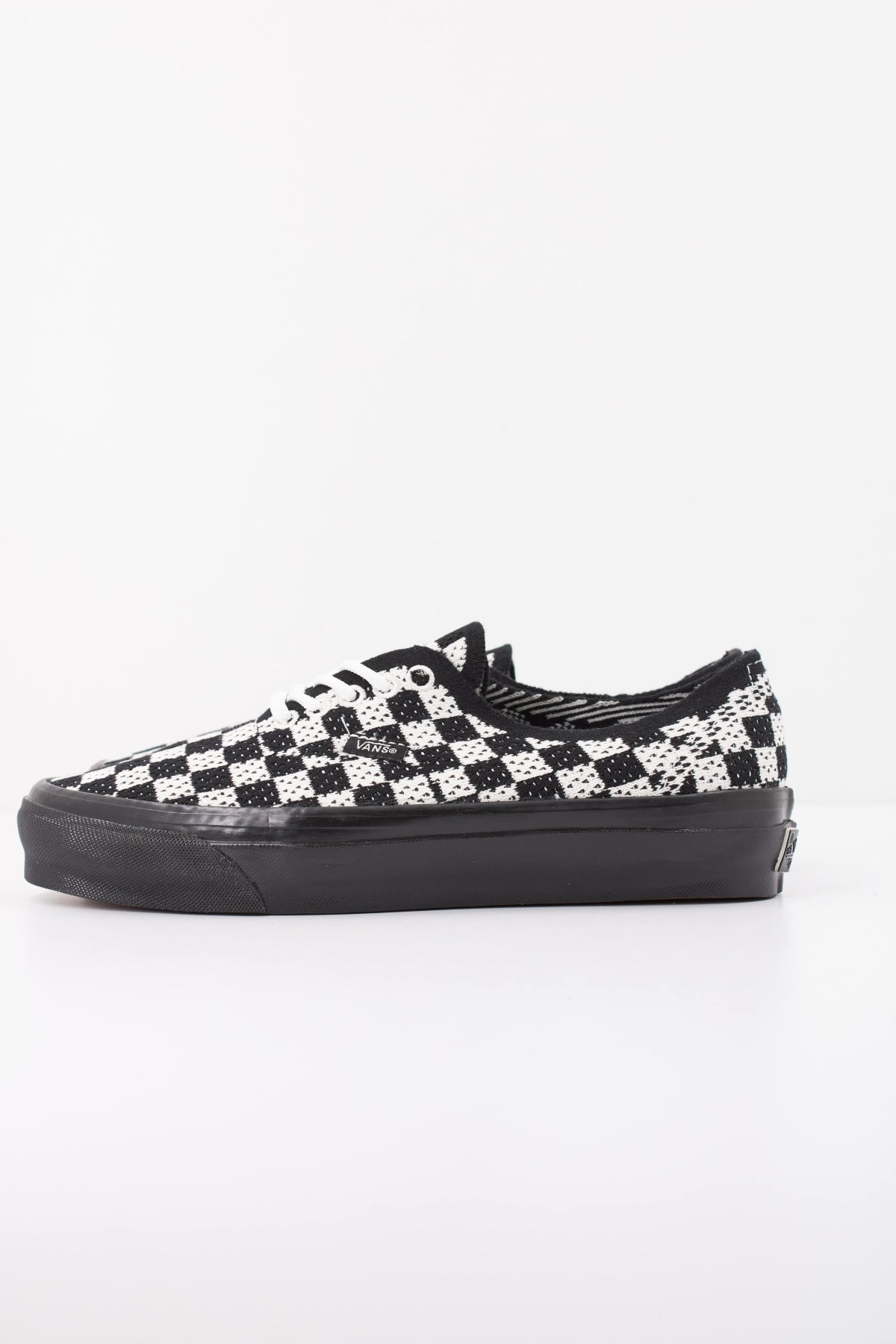 VANS VN000EJC1KP1 en color NEGRO (1)