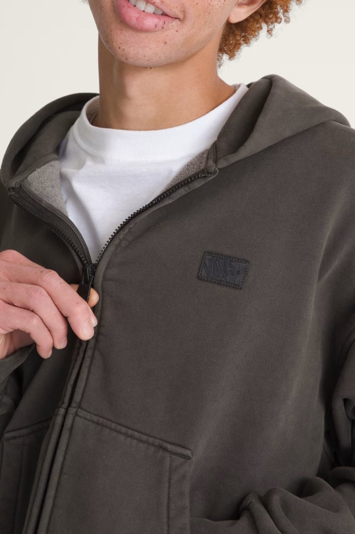 VANS VN000T78EMV1 PREMIUM FULL ZIP HOODI en color GRIS (2)