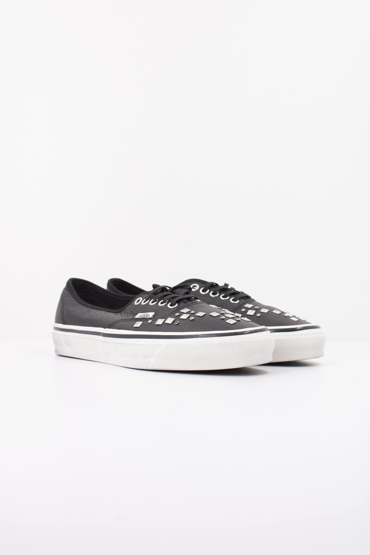VANS VN000D9NBLK1 LX AUTHENTIC en color NEGRO (2)