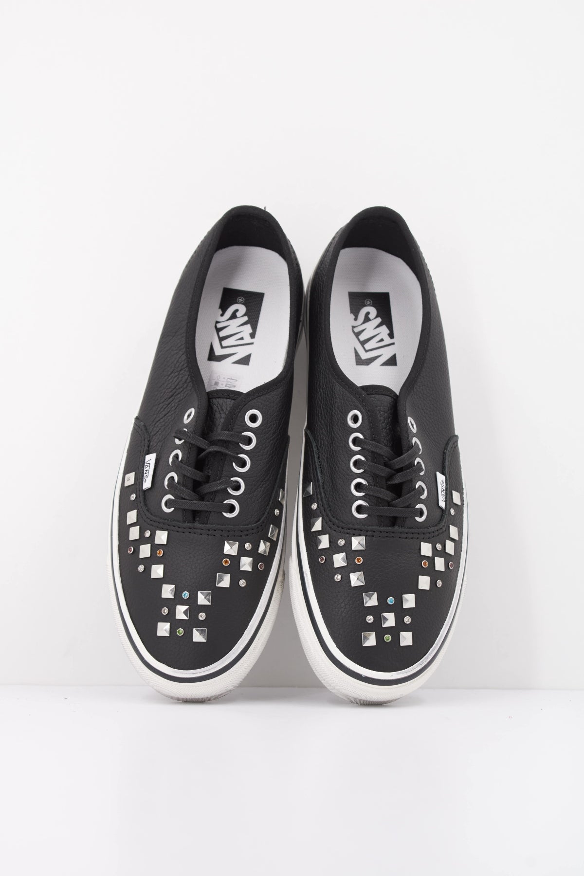 VANS VN000D9NBLK1 LX AUTHENTIC en color NEGRO (3)