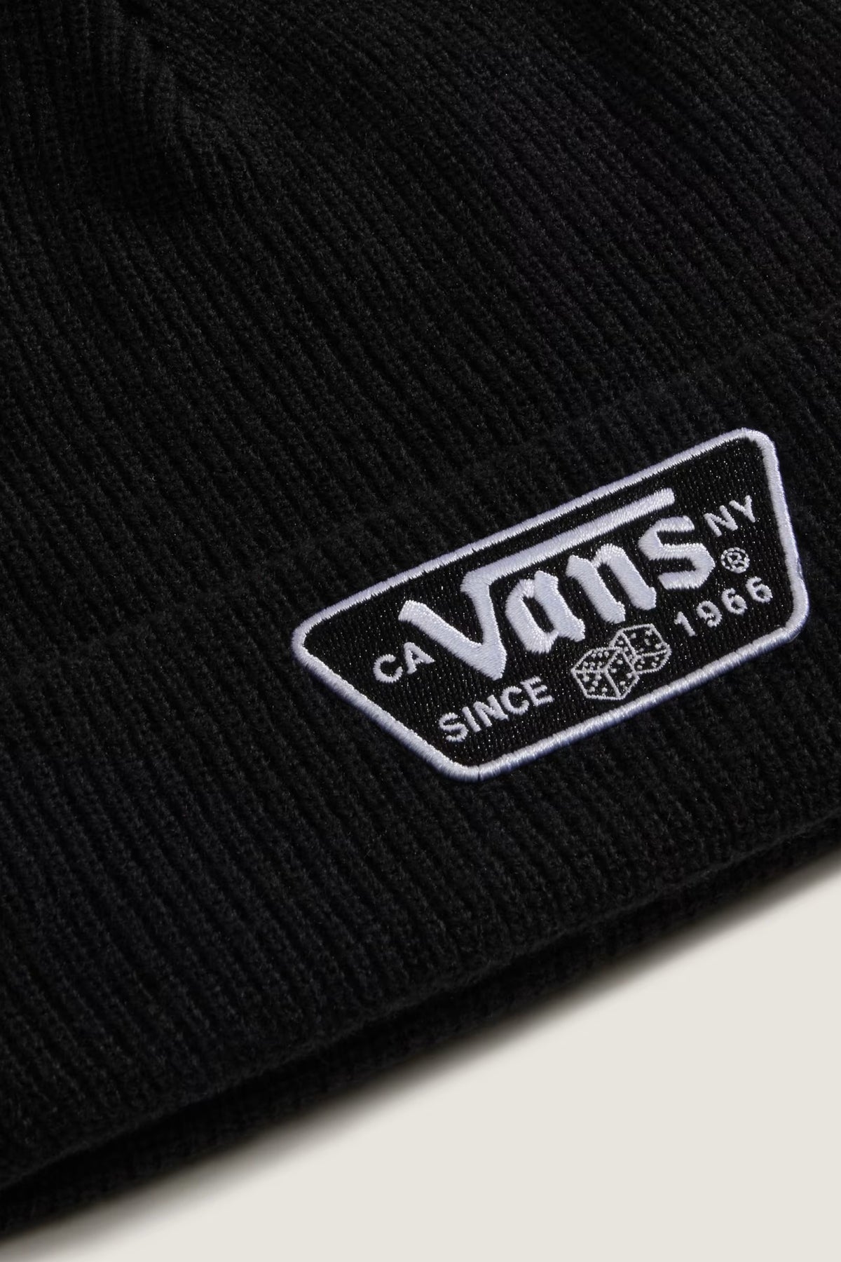 VANS KNU PATCH BEANIE VN000X6BBLK1 en color NEGRO (3)