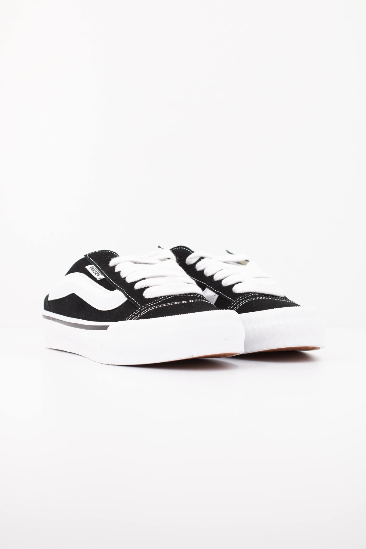 VANS KNU SKOOL MULE VN00119WBA21 en color NEGRO (2)