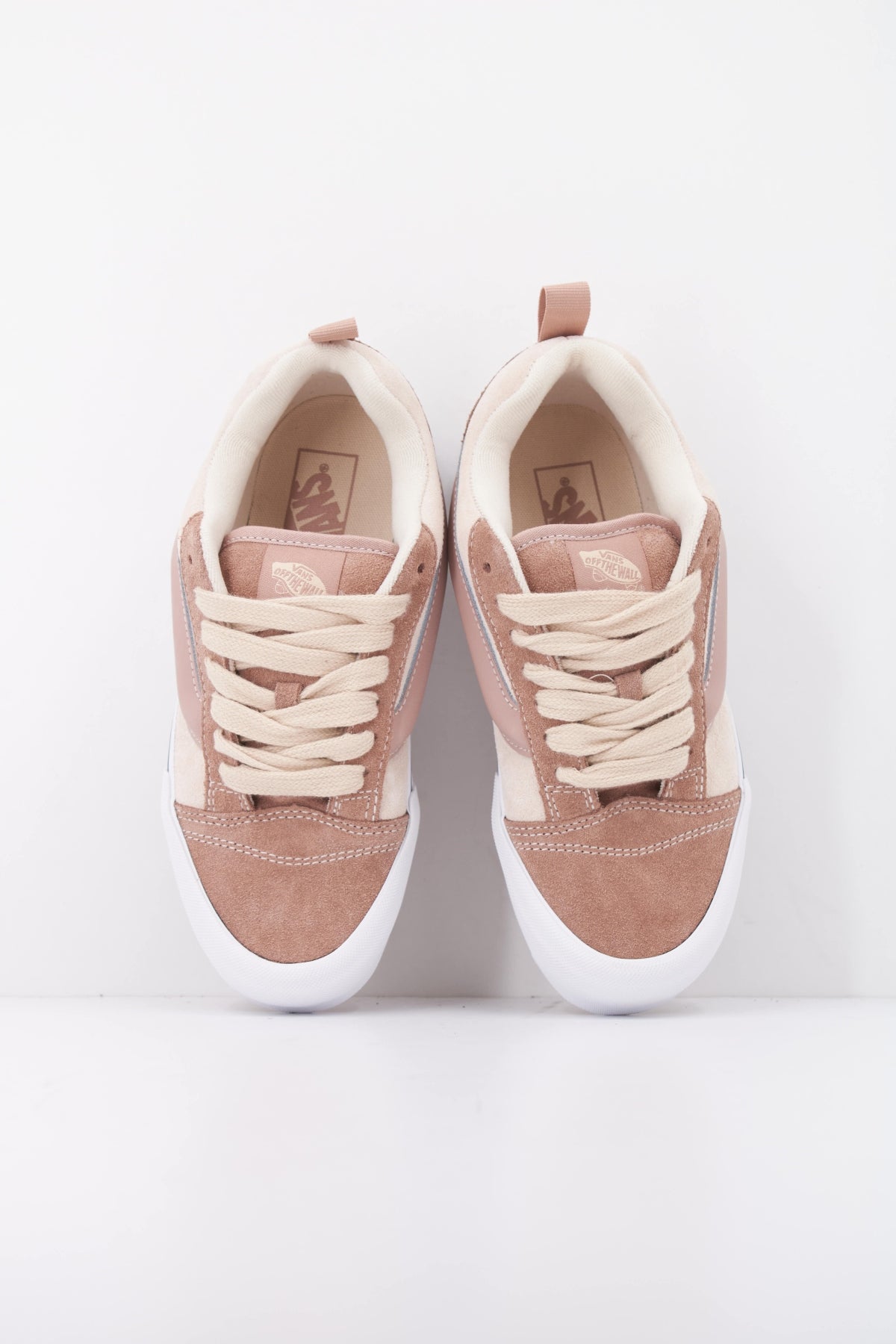 VANS KNU SKOOL STUDS VN000E9XTUP1 en color BEIS (3)