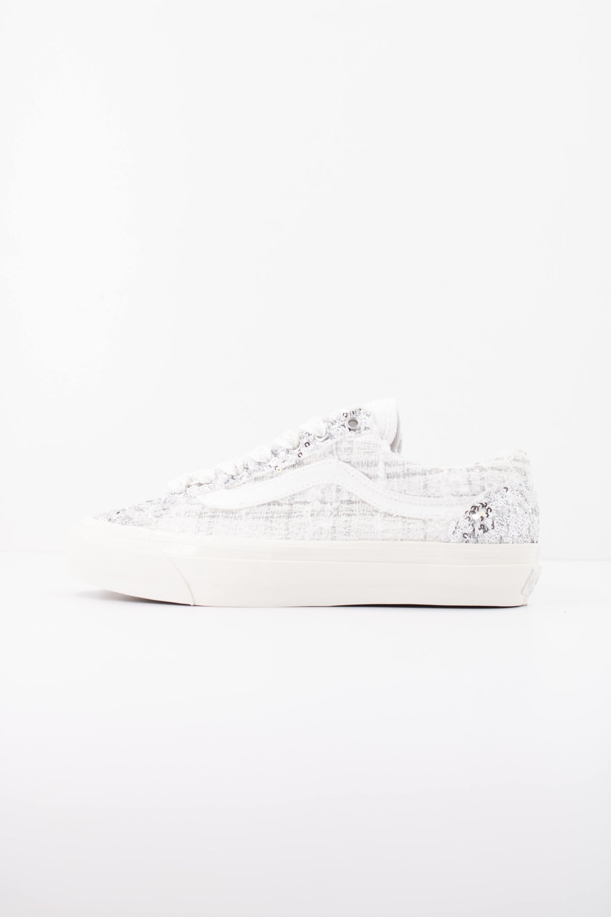 VANS LX OLD SKOOL 36 FUZZ VN000EHDCJA1 en color BLANCO (1)