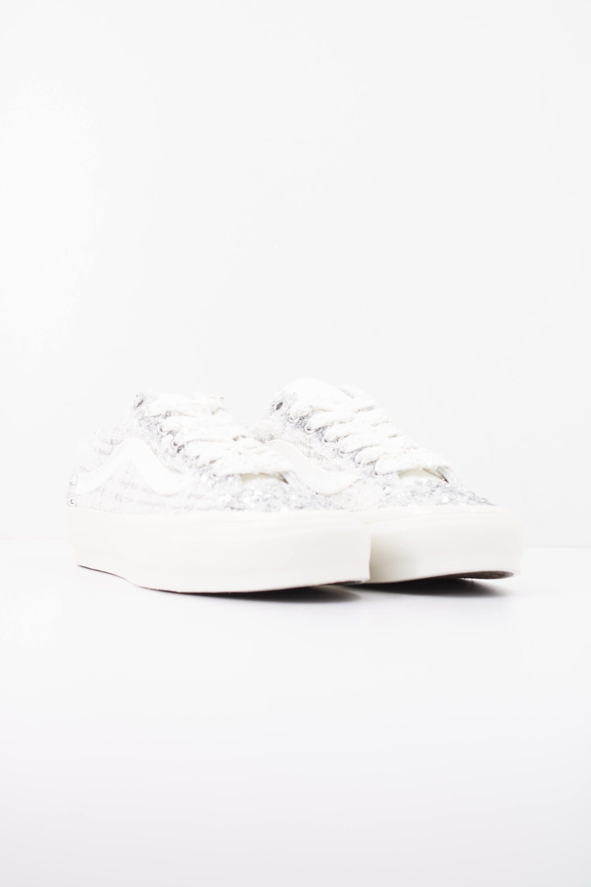 VANS LX OLD SKOOL 36 FUZZ VN000EHDCJA1 en color BLANCO (2)