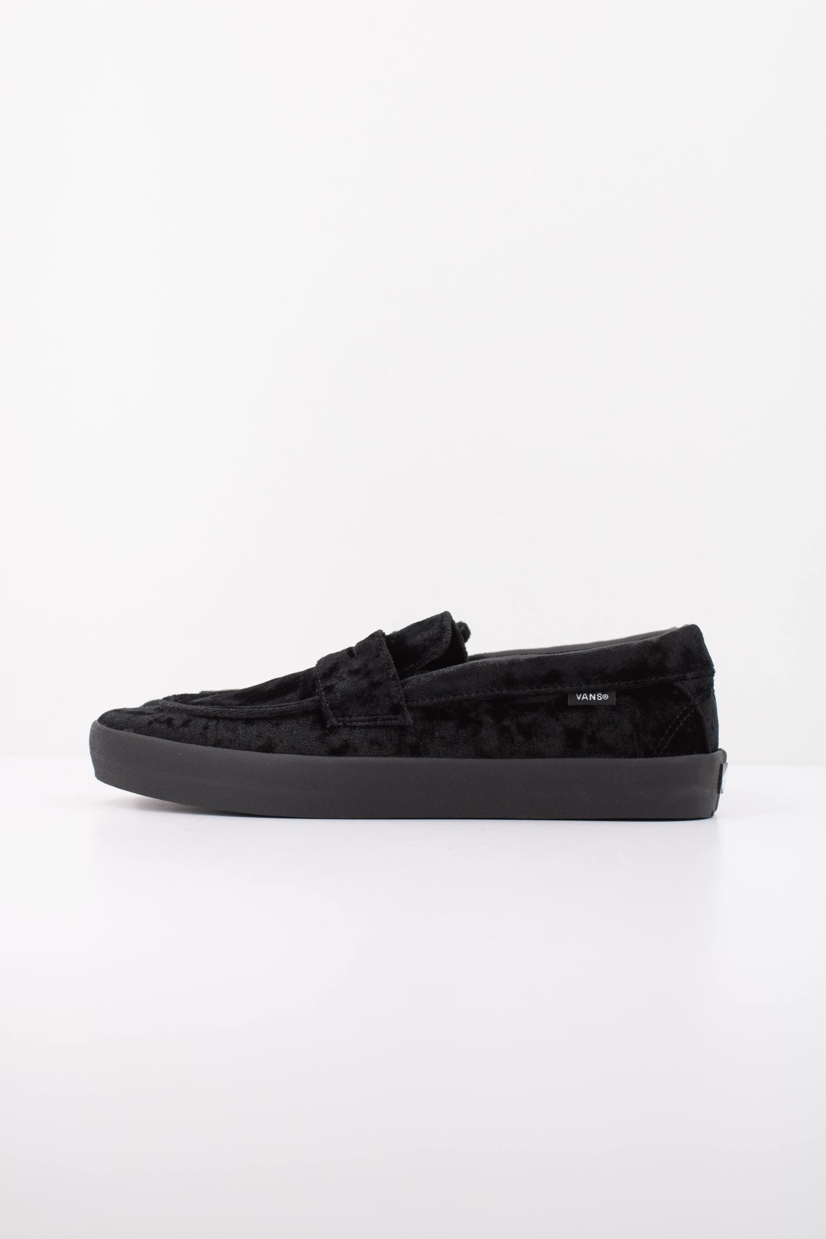 VANS SKATE LOAFER VELVET VN000Z3QBM81 en color NEGRO (1)