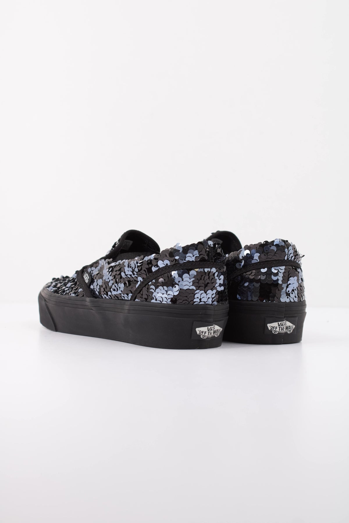 VANS CLASSIC SLIP-ON CHECKERBOARD VN0010W0DE21 en color NEGRO (4)