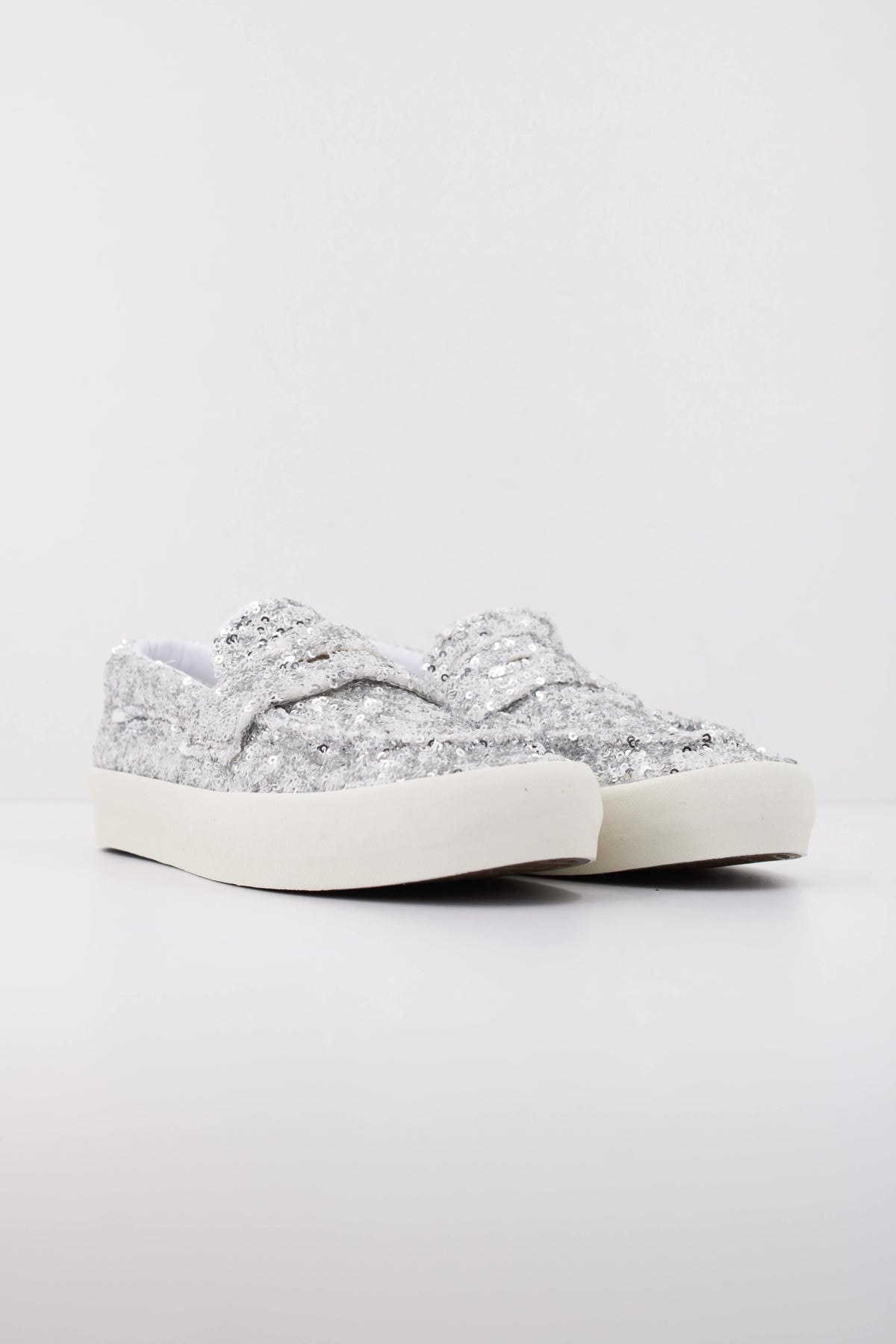 VANS SKATE LOAFER VN000Z76SLV1 en color PLATA (2)