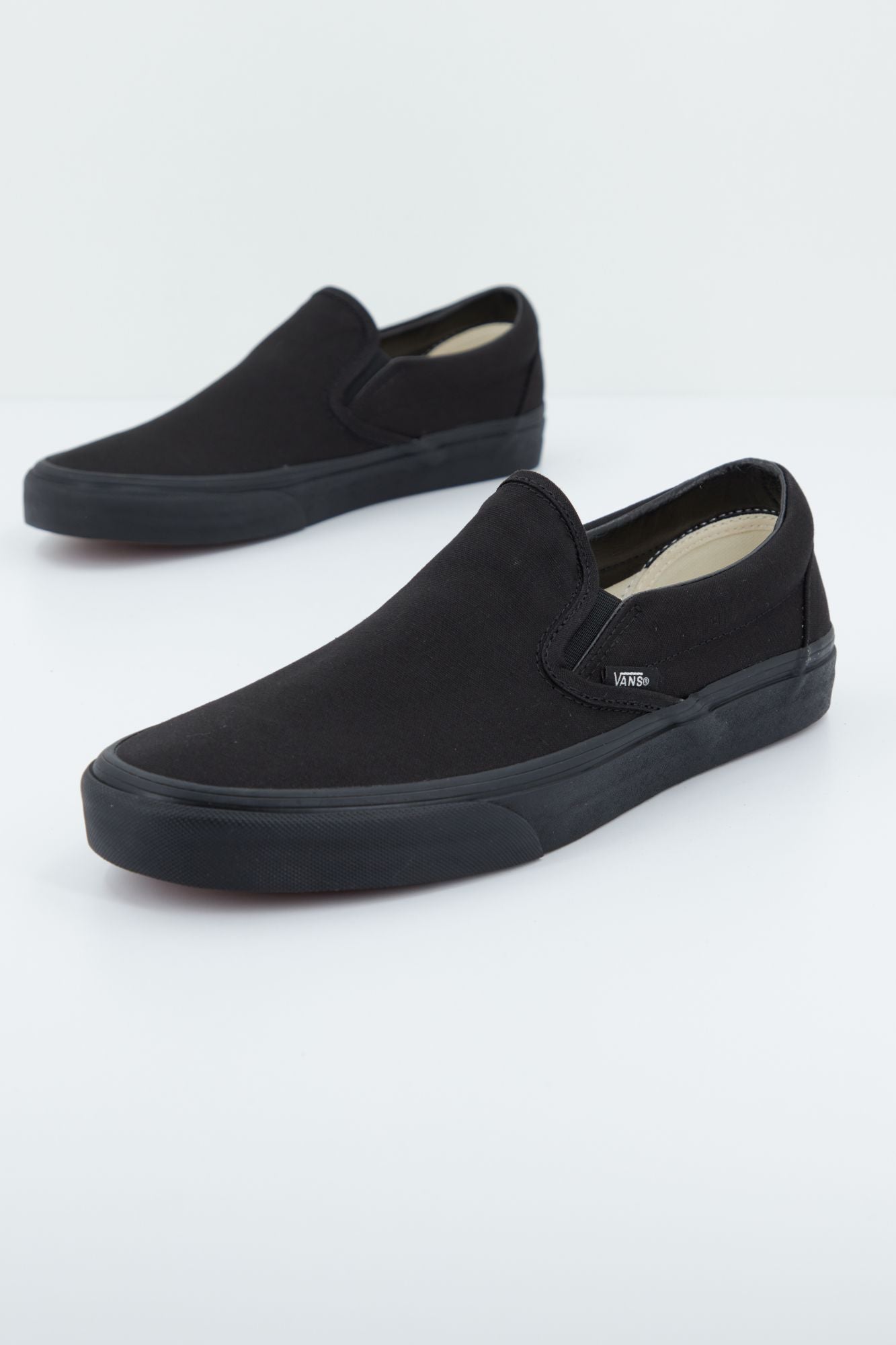 VANS  UA CLASSIC SLIP-ON en color NEGRO (2)