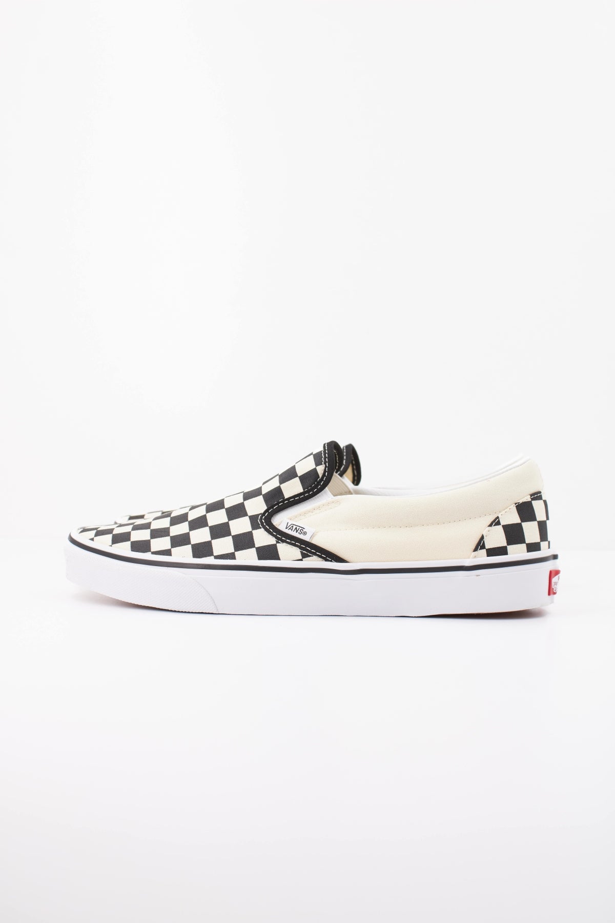 VANS CLASSIC SLIP-ON VN000EYEBWW en color BLANCO (1)