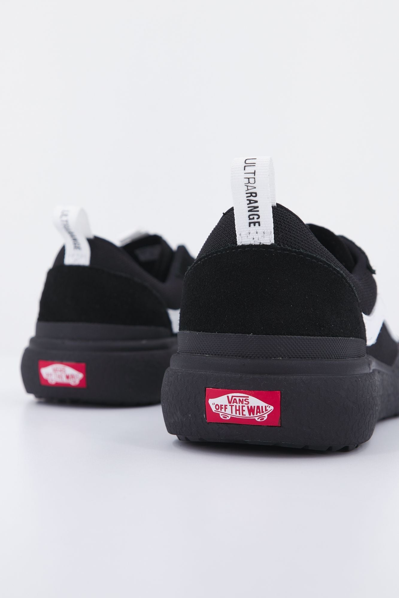 VANS UA ULTRARANGE EXO SE en color NEGRO (3)