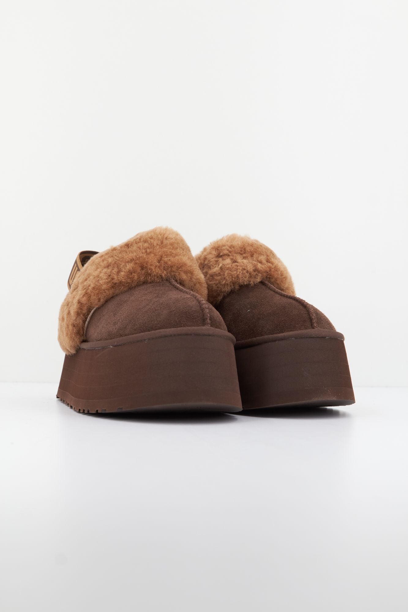 UGG FUNKETTE en color MARRON (2)