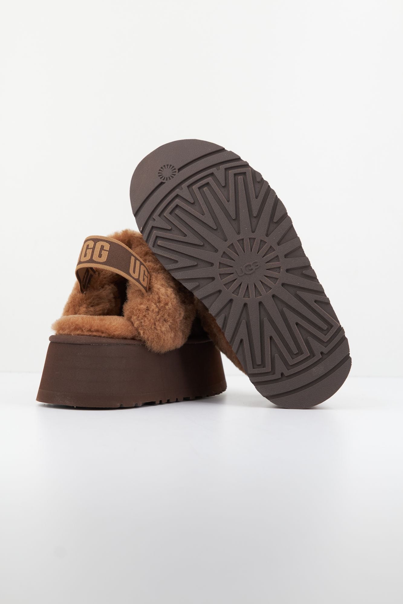 UGG FUNKETTE en color MARRON (4)