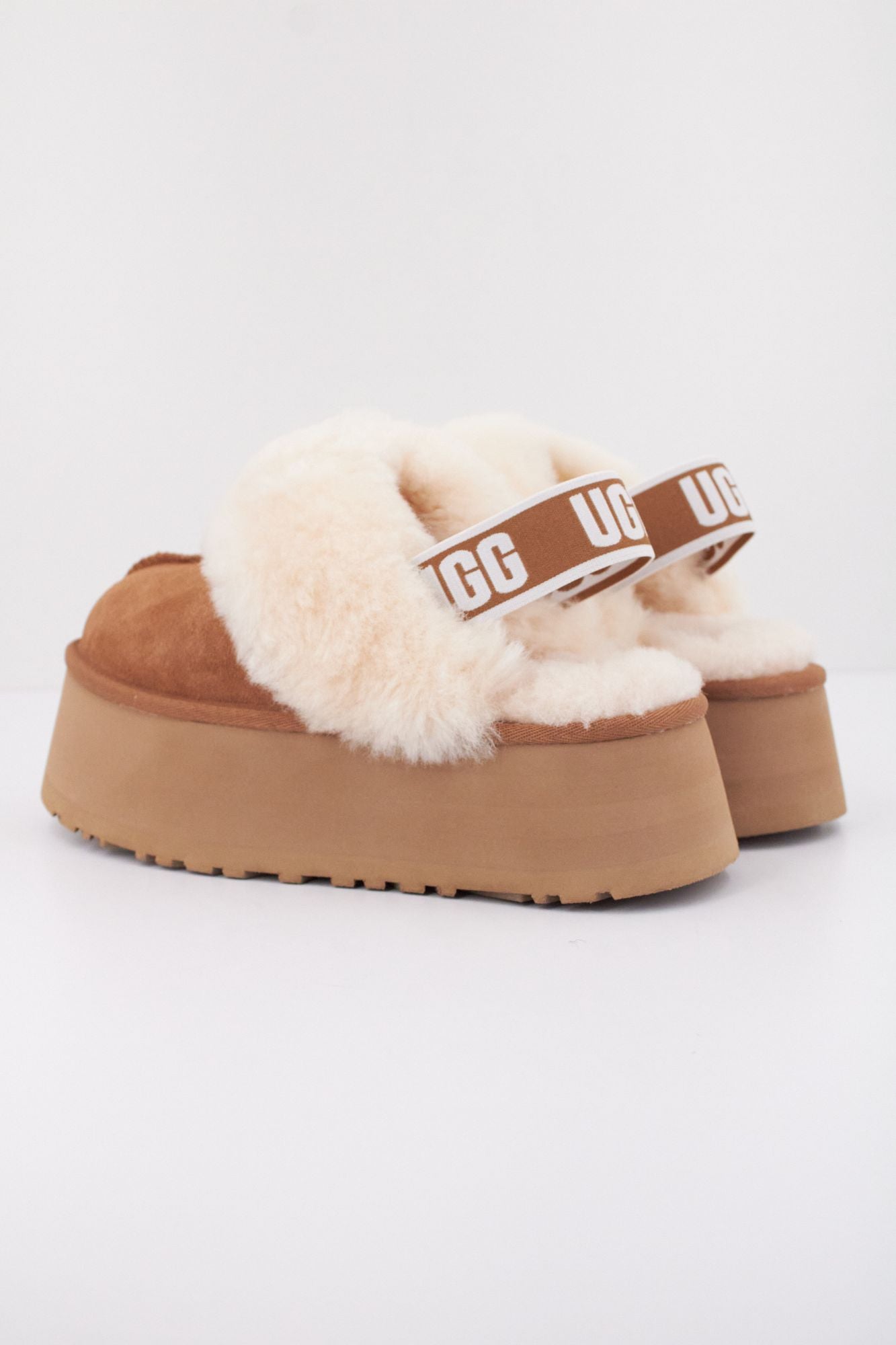UGG FUNKETTE en color MARRON (4)